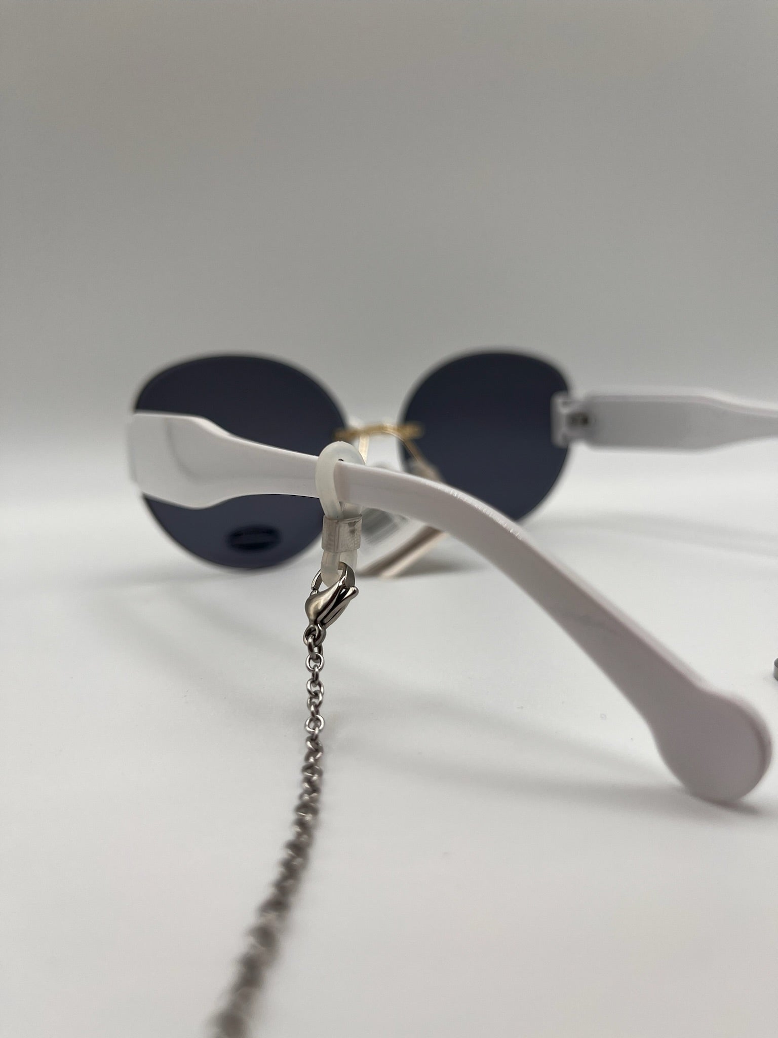 Corrente para Óculos e Colar 2 em 1 em Aço Inoxidável; Cordão com Pérolas fake e Pedras Brilhos; Salva Óculos Feminino Elegante