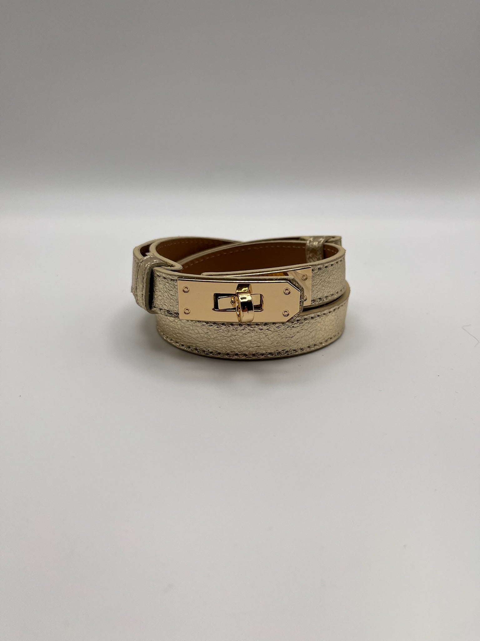 Cinto Vera Pelle de Mulher Fino em Pele Genuína Dourada, Cinto Feminino Elegante com Fivela Metálica Ajustável, Acessório de Luxo Estilo Italiano para Vestidos e Calças