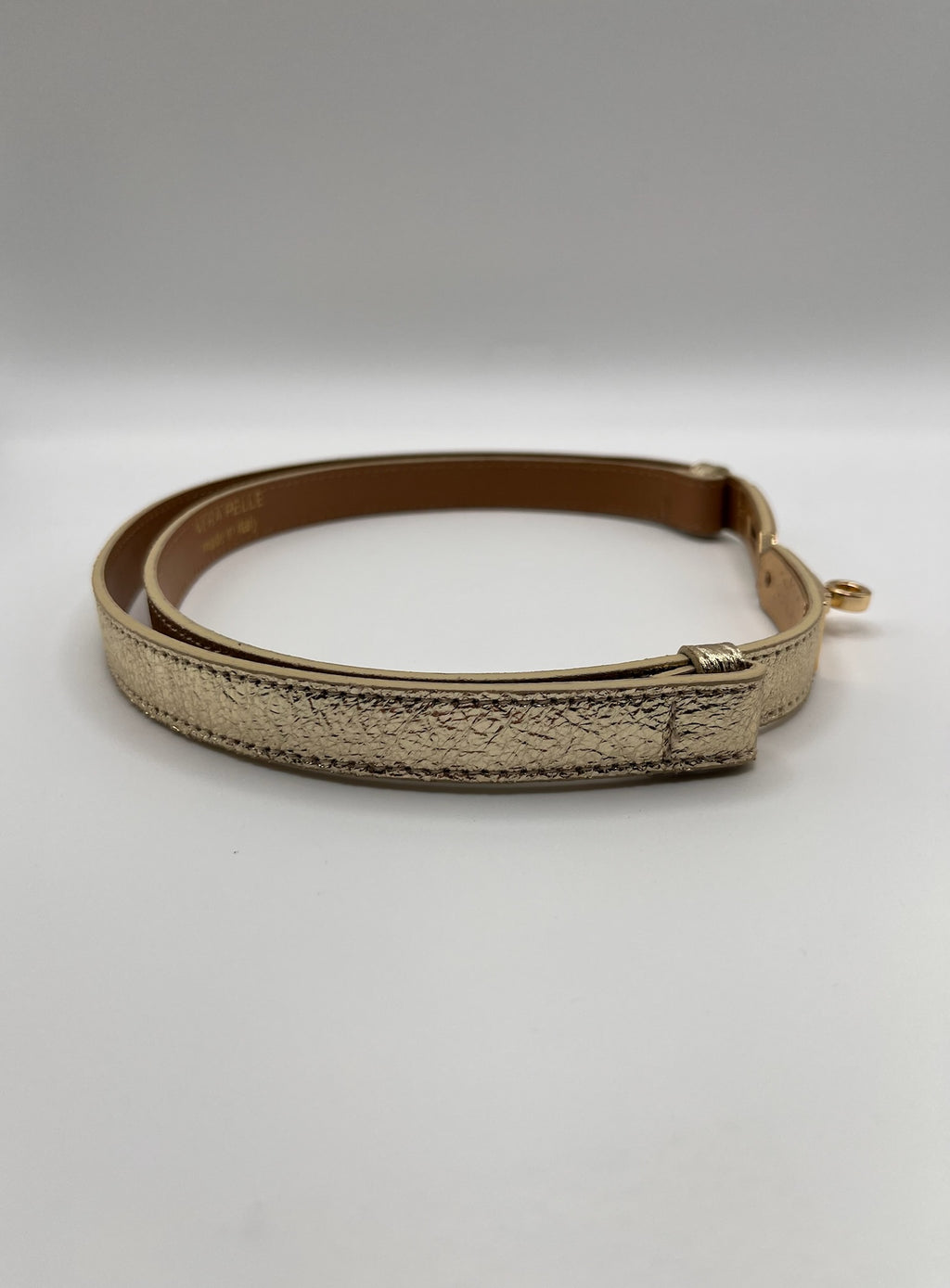 Cinto Vera Pelle de Mulher Fino em Pele Genuína Dourada, Cinto Feminino Elegante com Fivela Metálica Ajustável, Acessório de Luxo Estilo Italiano para Vestidos e Calças