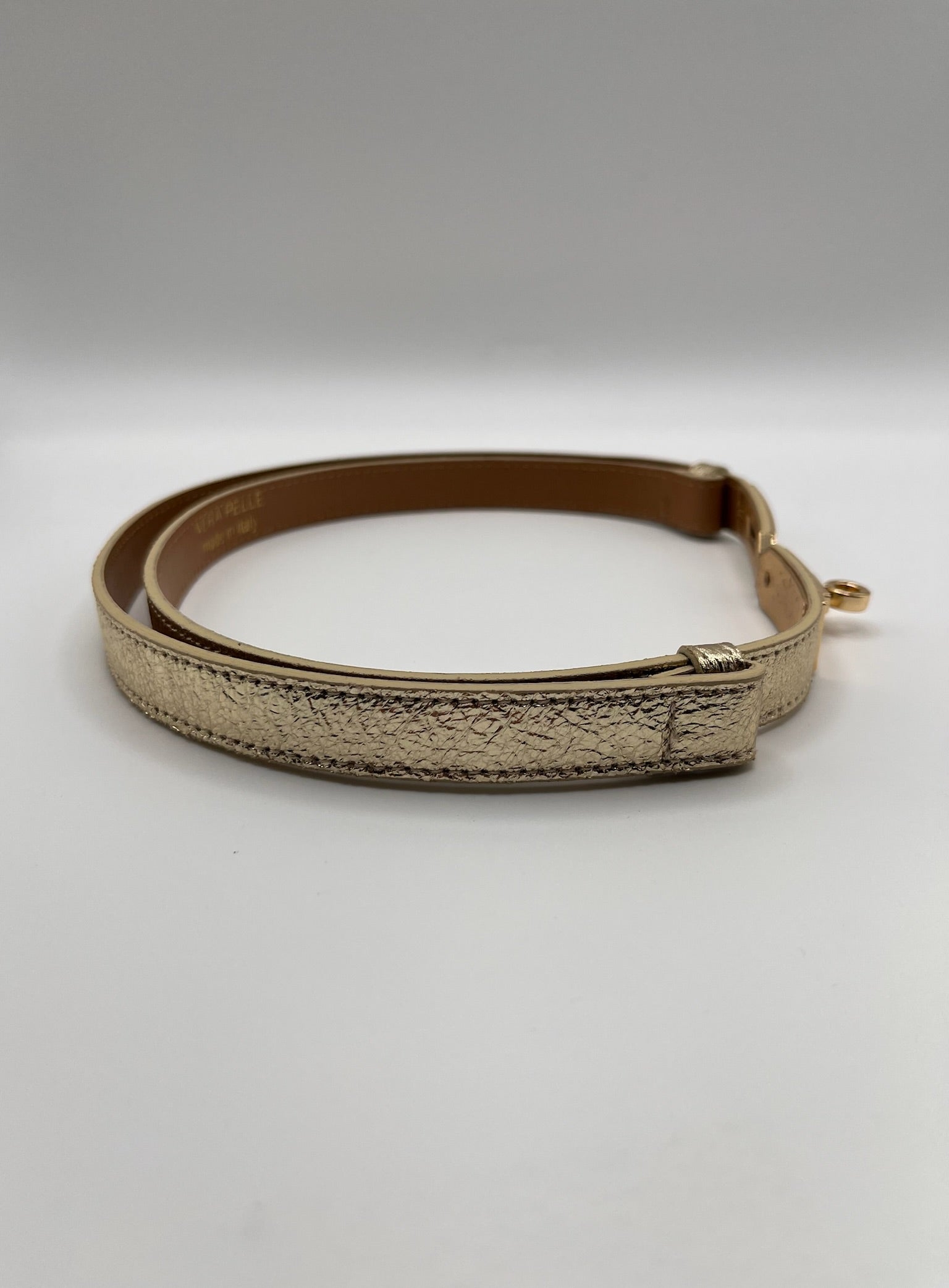 Cinto Vera Pelle de Mulher Fino em Pele Genuína Dourada, Cinto Feminino Elegante com Fivela Metálica Ajustável, Acessório de Luxo Estilo Italiano para Vestidos e Calças