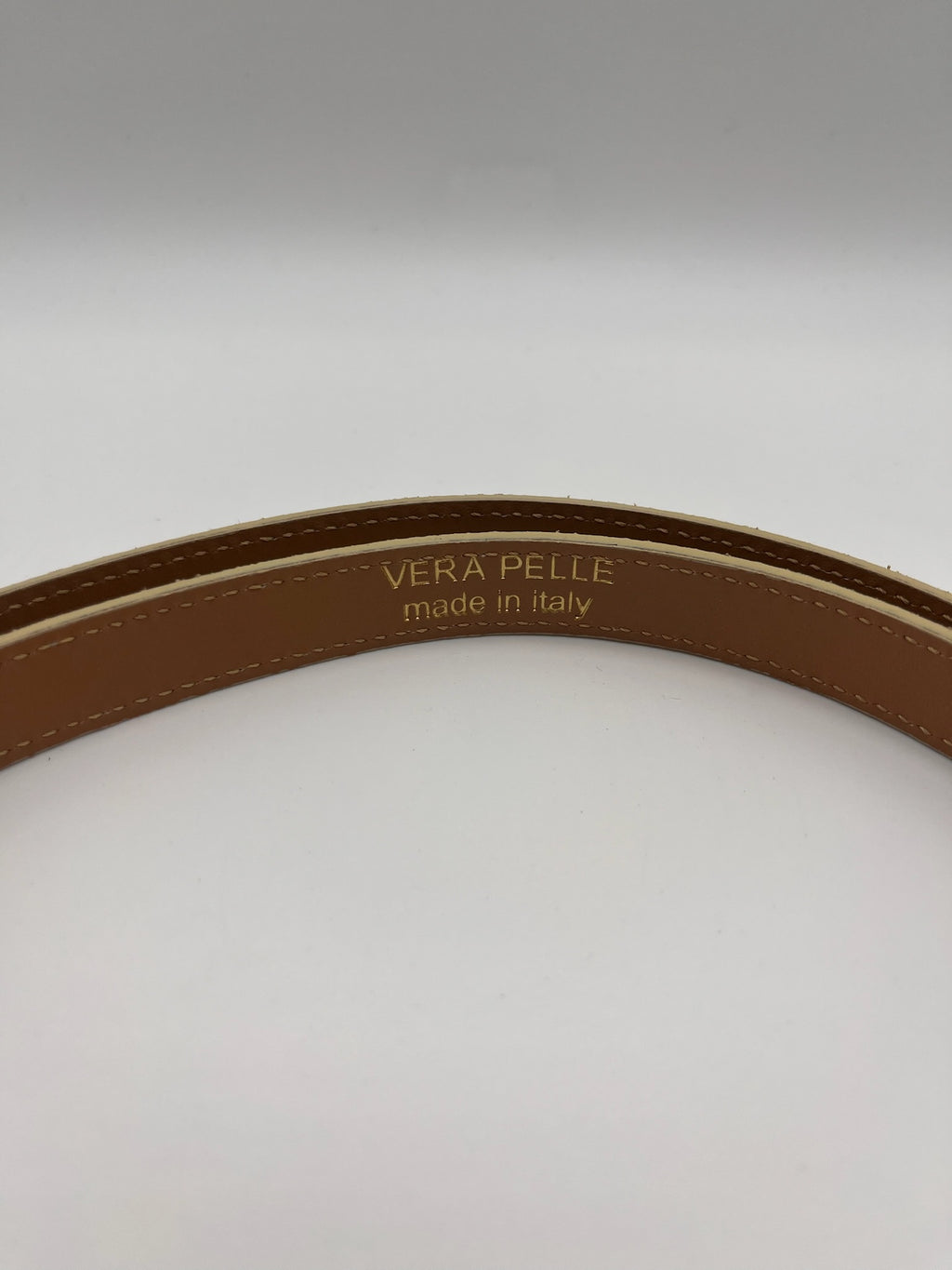 Cinto Vera Pelle de Mulher Fino em Pele Genuína Dourada, Cinto Feminino Elegante com Fivela Metálica Ajustável, Acessório de Luxo Estilo Italiano para Vestidos e Calças