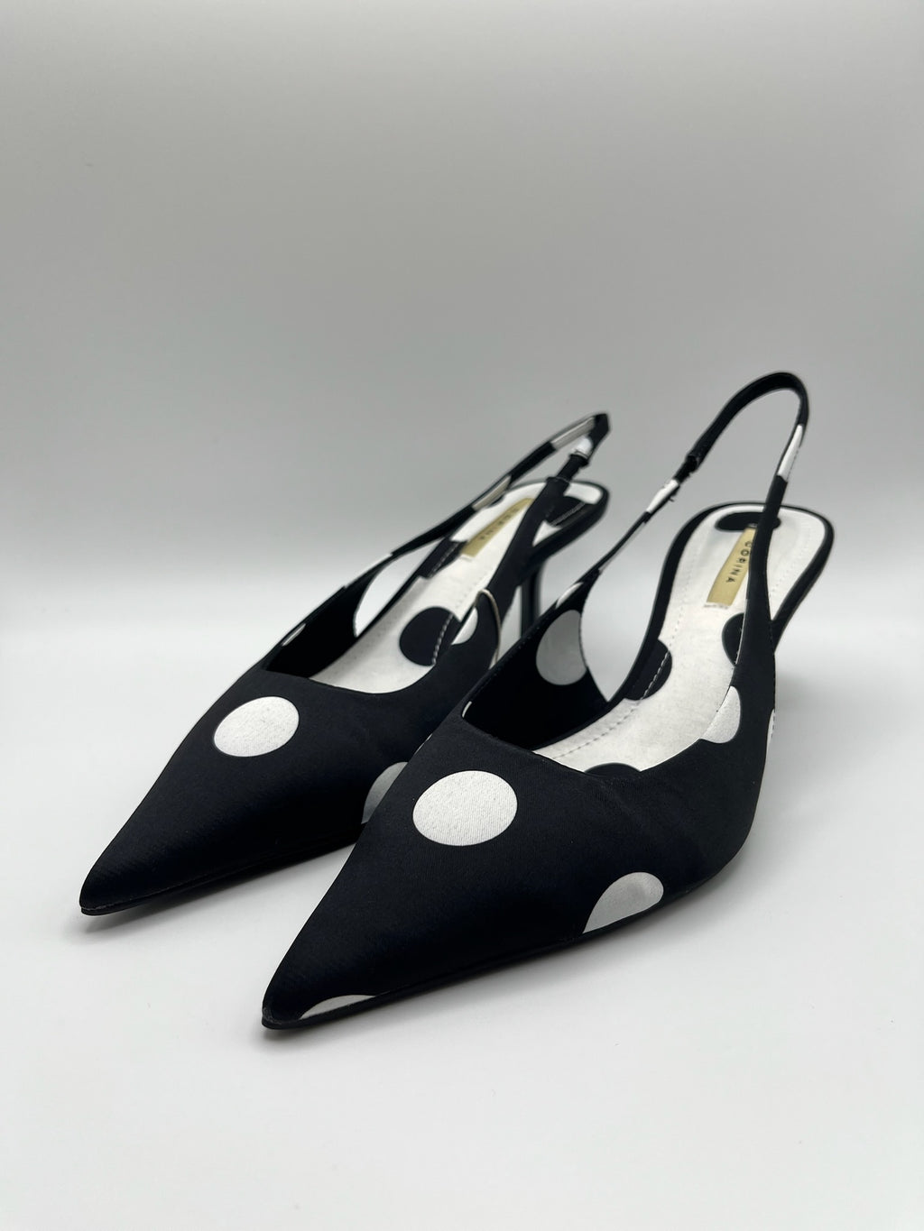 Sapatos de salto médio Corina slingback com padrão de bolas pretas e brancas; sapatos de bico fino elegantes; calçado salto fino agulha feminino para festas e cerimónias