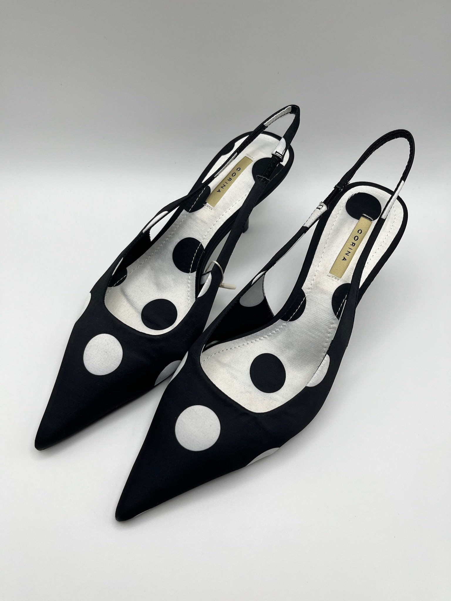 Sapatos de salto médio Corina slingback com padrão de bolas pretas e brancas; sapatos de bico fino elegantes; calçado salto fino agulha feminino para festas e cerimónias
