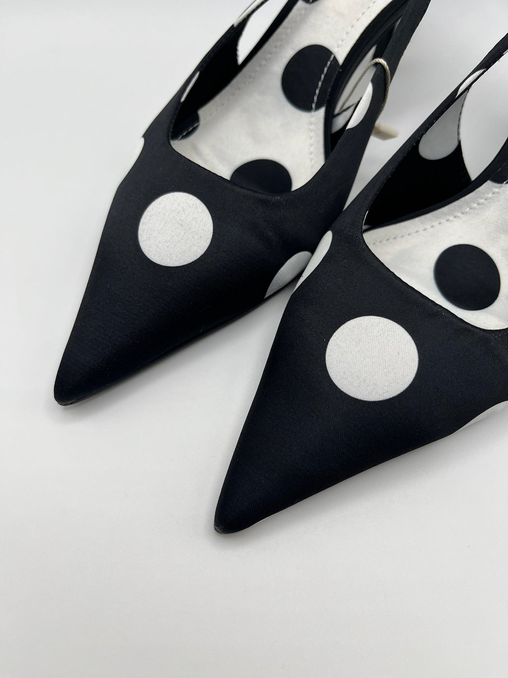 Sapatos de salto médio Corina slingback com padrão de bolas pretas e brancas; sapatos de bico fino elegantes; calçado salto fino agulha feminino para festas e cerimónias