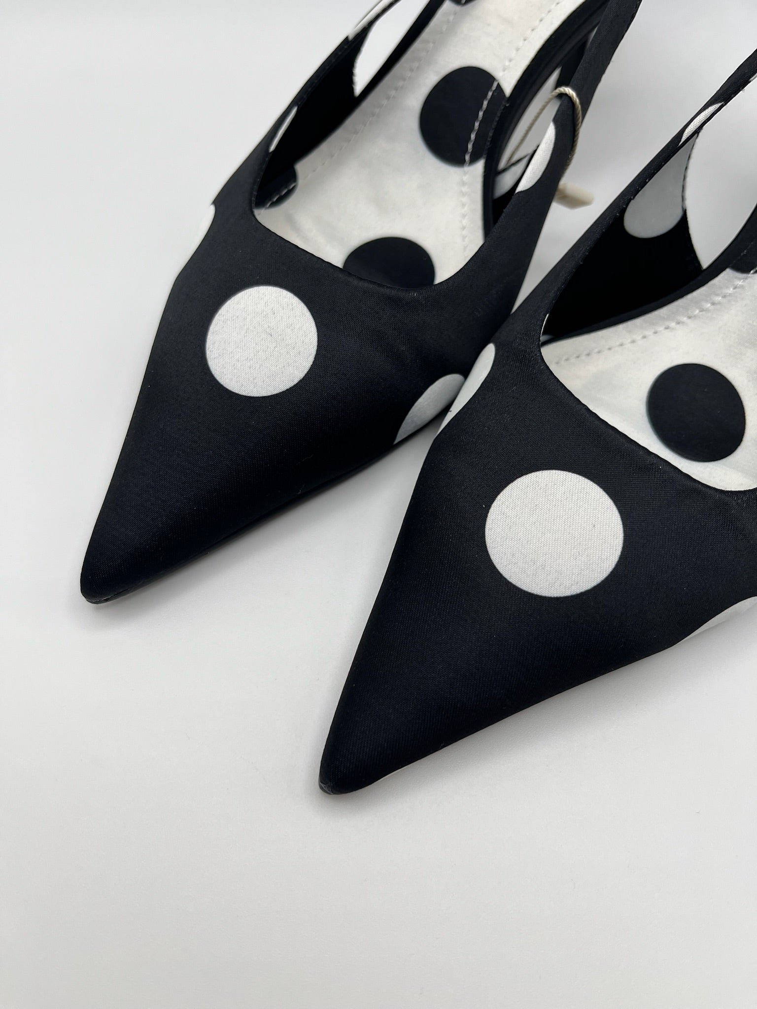 Sapatos de salto médio Corina slingback com padrão de bolas pretas e brancas; sapatos de bico fino elegantes; calçado salto fino agulha feminino para festas e cerimónias