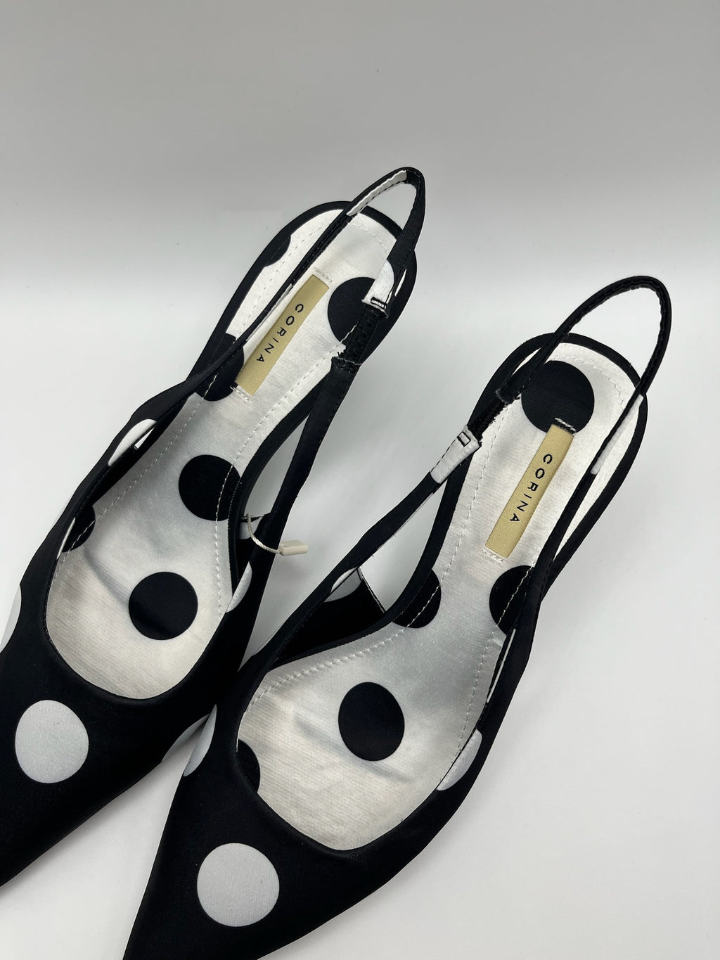 Sapatos de salto médio Corina slingback com padrão de bolas pretas e brancas; sapatos de bico fino elegantes; calçado salto fino agulha feminino para festas e cerimónias