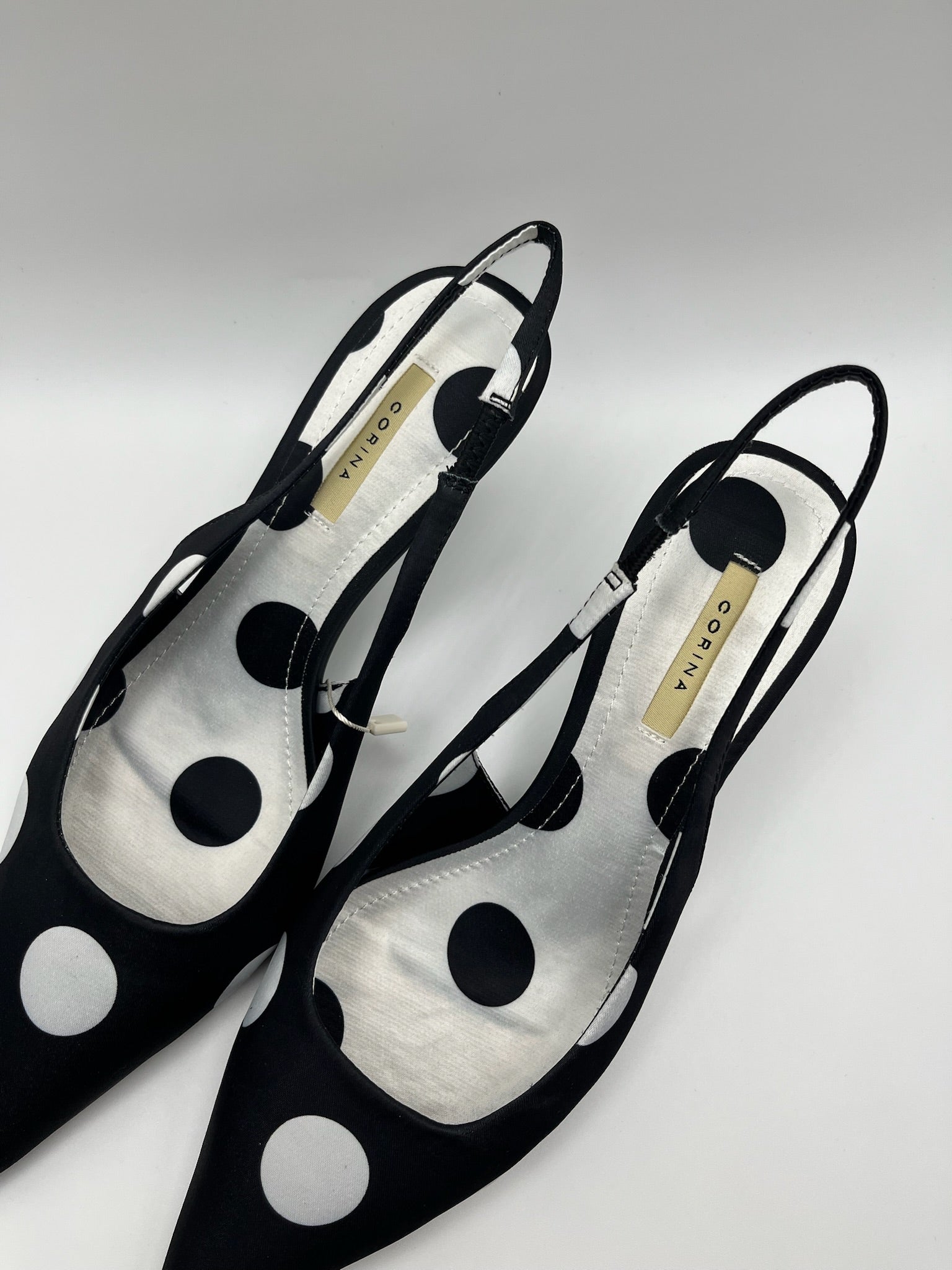 Sapatos de salto médio Corina slingback com padrão de bolas pretas e brancas; sapatos de bico fino elegantes; calçado salto fino agulha feminino para festas e cerimónias