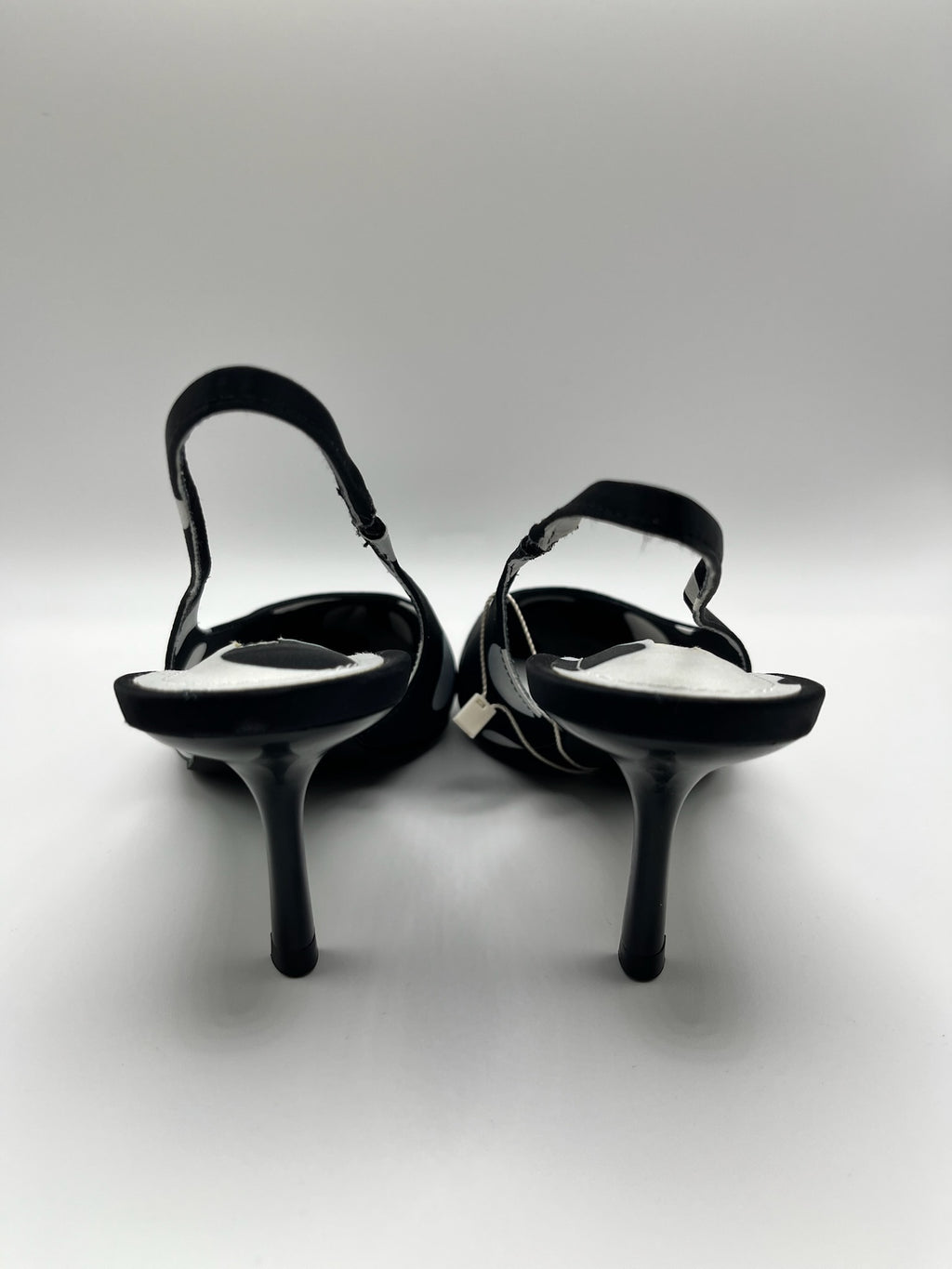 Sapatos de salto médio Corina slingback com padrão de bolas pretas e brancas; sapatos de bico fino elegantes; calçado salto fino agulha feminino para festas e cerimónias