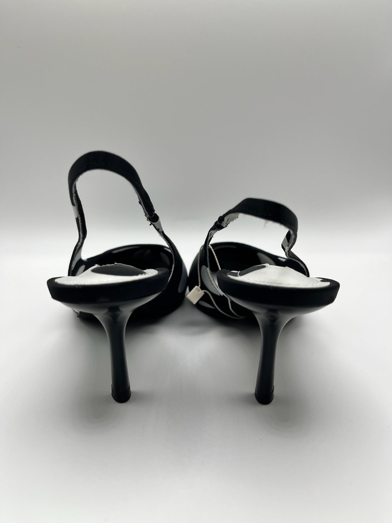 Sapatos de salto médio Corina slingback com padrão de bolas pretas e brancas; sapatos de bico fino elegantes; calçado salto fino agulha feminino para festas e cerimónias