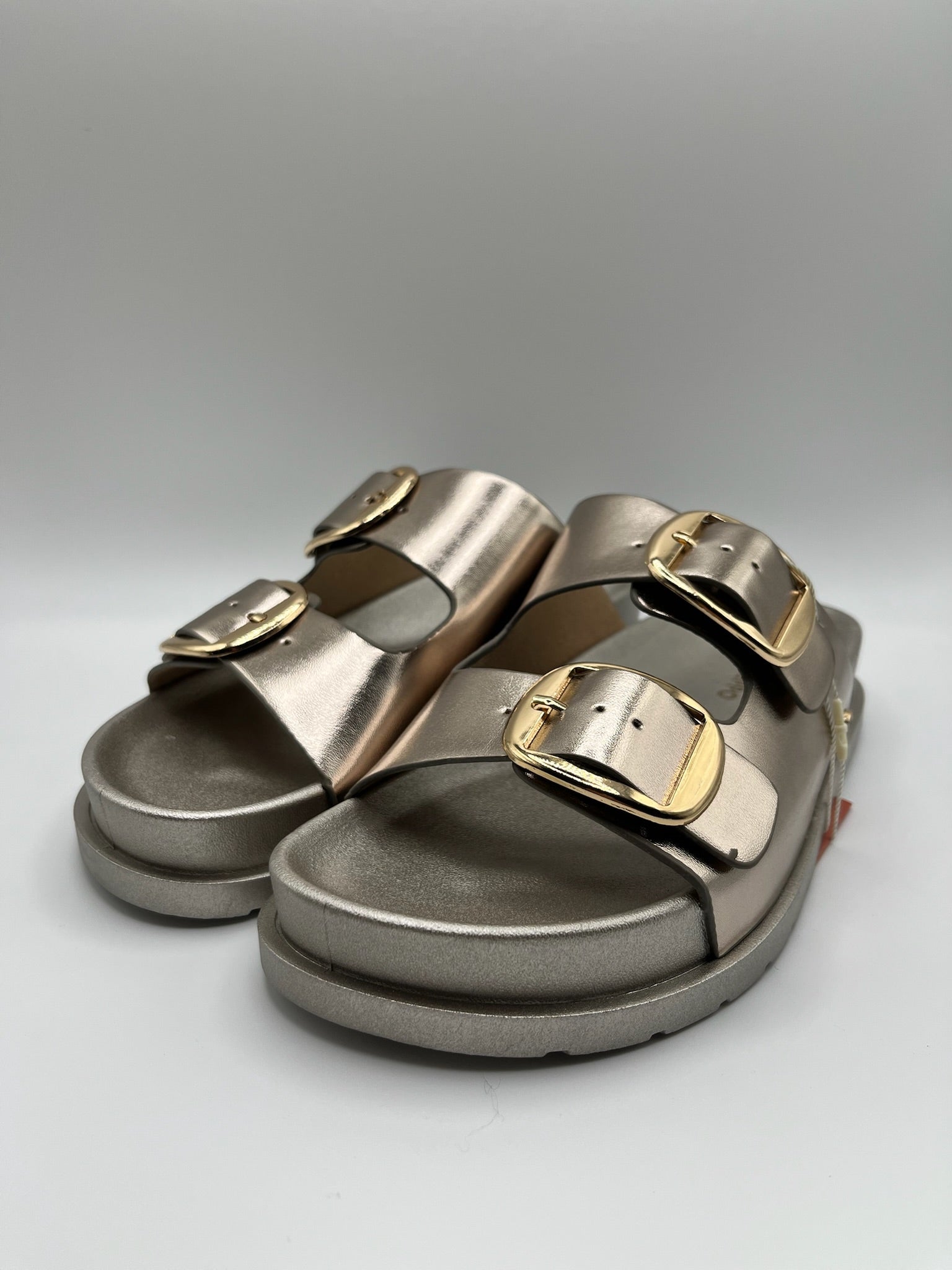 Sandálias Gioseppo Svedala platinum rose nude rasas com fivelas grandes douradas e ajustáveis; chinelos de senhora metalizados; calçado feminino confortável e elegante para o verão