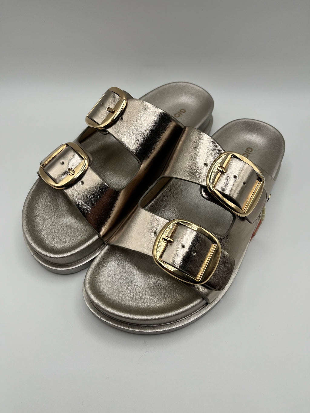 Sandálias Gioseppo Svedala platinum rose nude rasas com fivelas grandes douradas e ajustáveis; chinelos de senhora metalizados; calçado feminino confortável e elegante para o verão