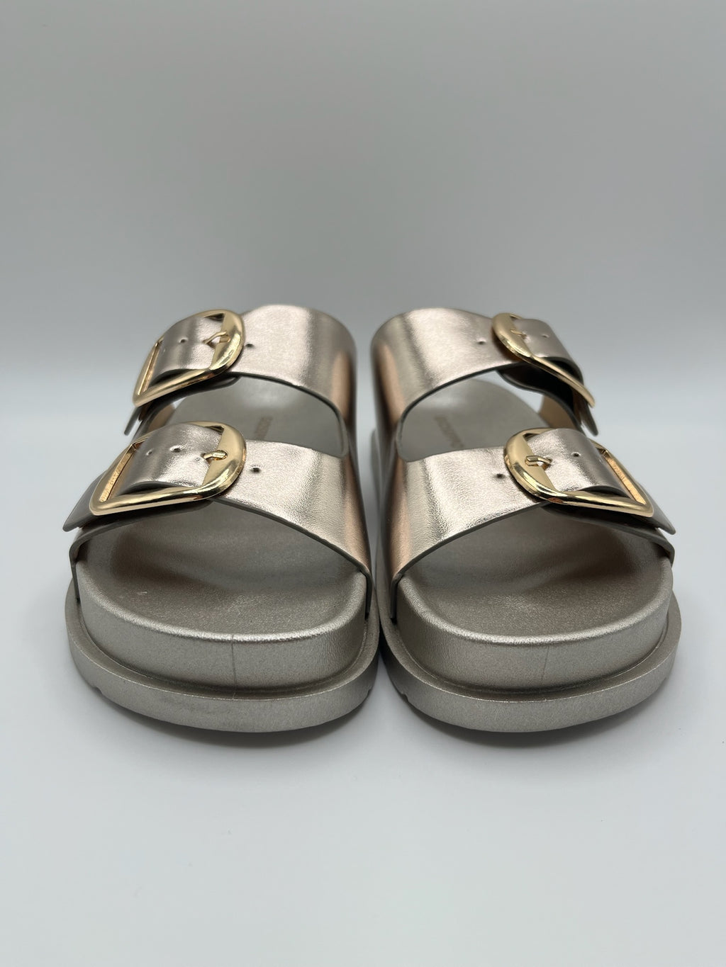 Sandálias Gioseppo Svedala platinum rose nude rasas com fivelas grandes douradas e ajustáveis; chinelos de senhora metalizados; calçado feminino confortável e elegante para o verão