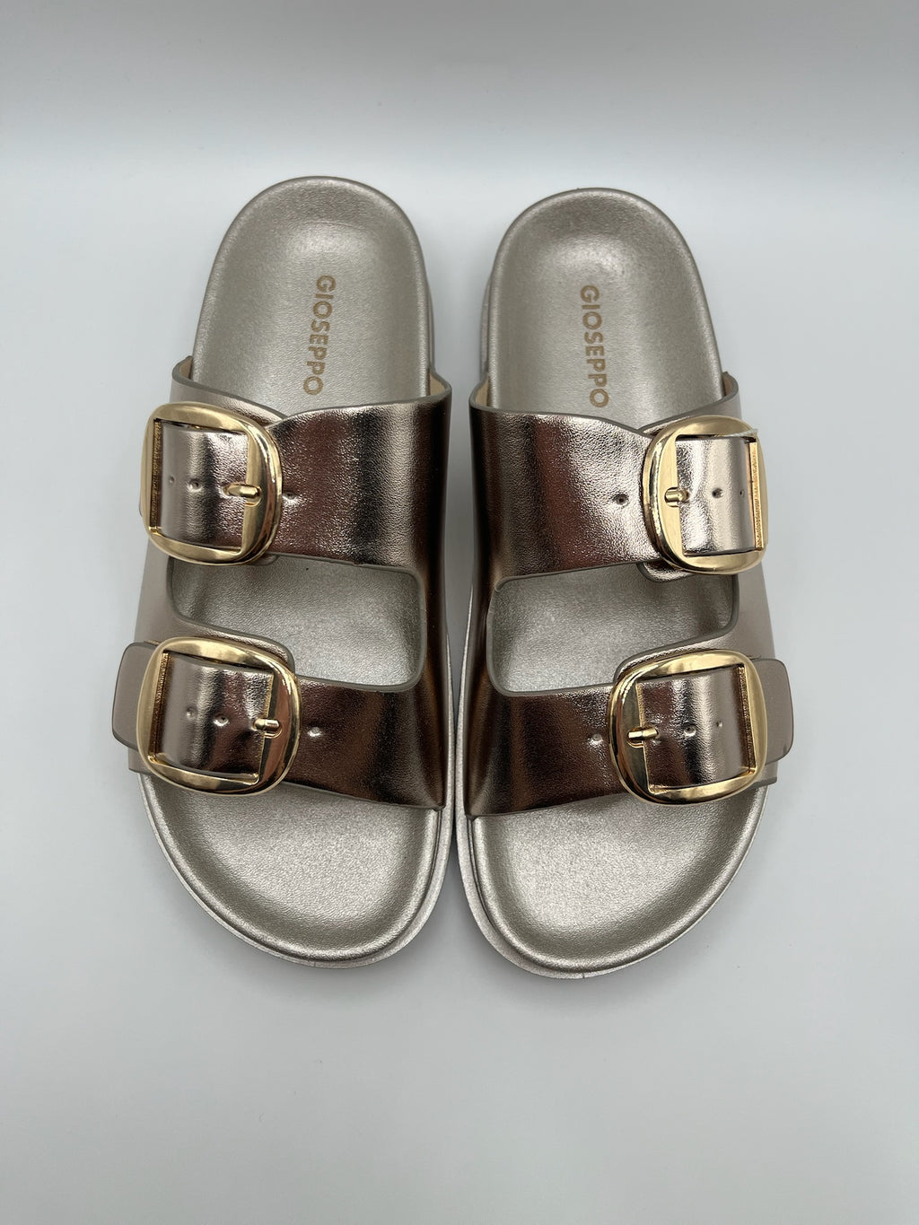 Sandálias Gioseppo Svedala platinum rose nude rasas com fivelas grandes douradas e ajustáveis; chinelos de senhora metalizados; calçado feminino confortável e elegante para o verão