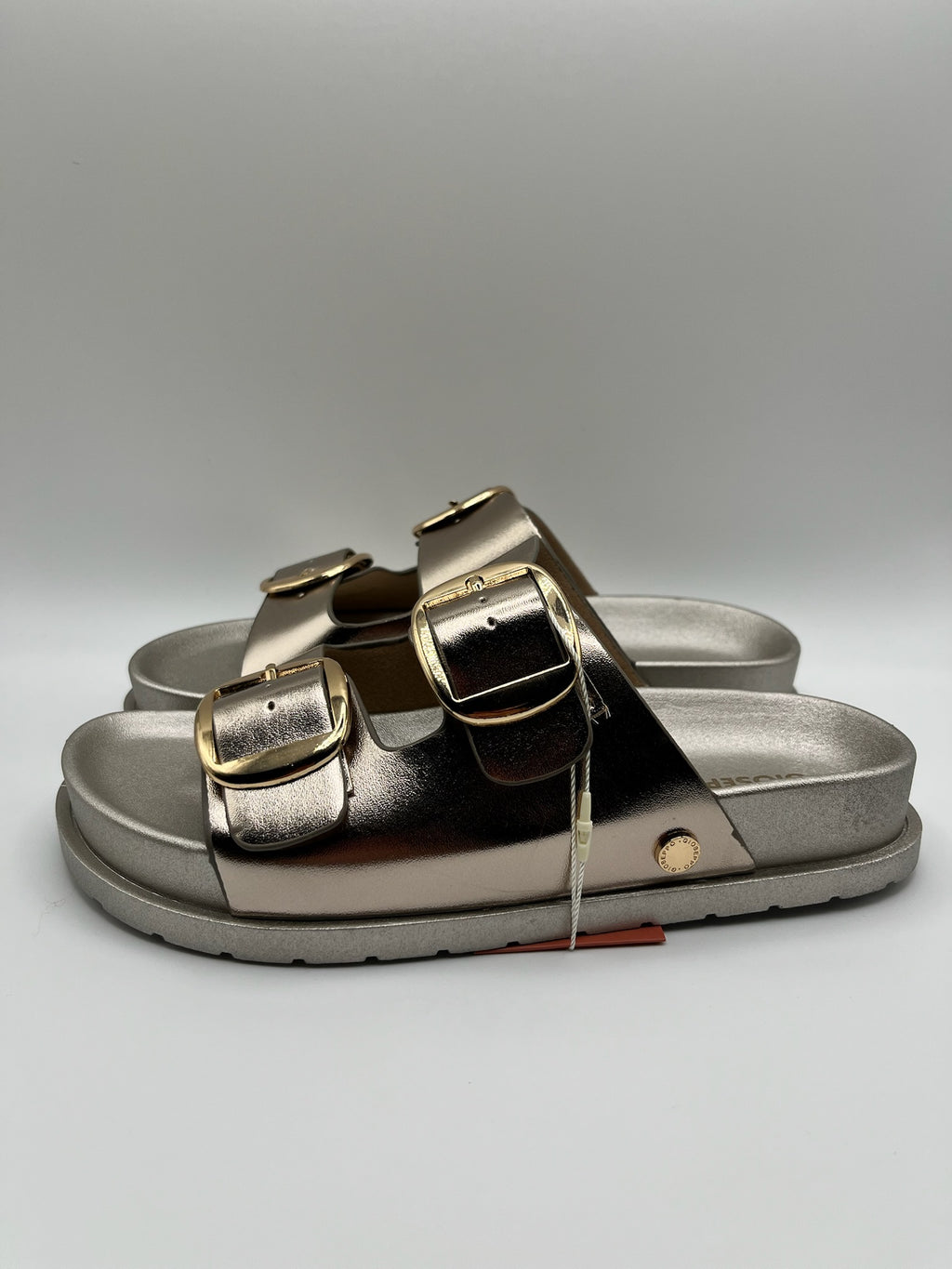 Sandálias Gioseppo Svedala platinum rose nude rasas com fivelas grandes douradas e ajustáveis; chinelos de senhora metalizados; calçado feminino confortável e elegante para o verão