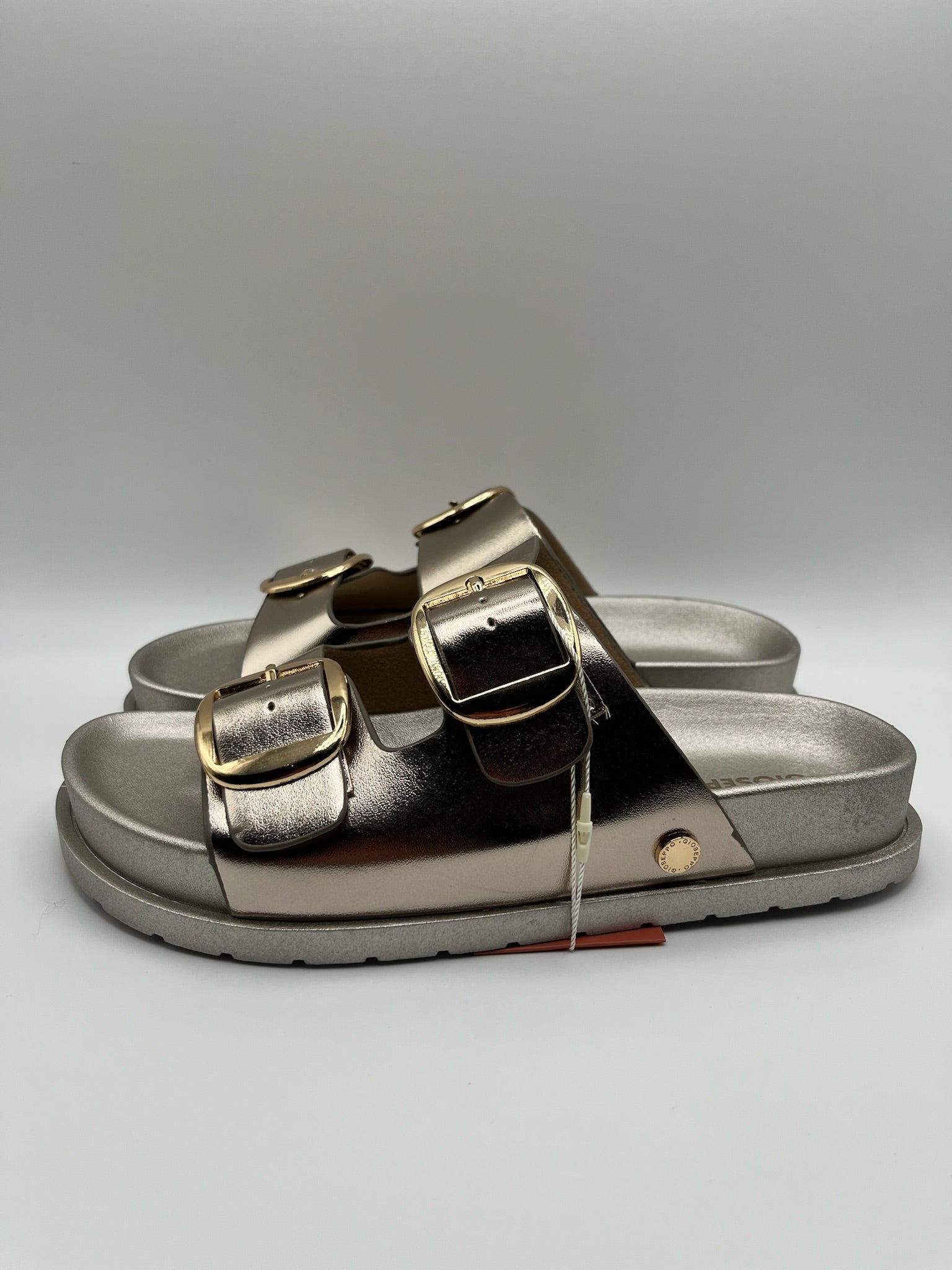 Sandálias Gioseppo Svedala platinum rose nude rasas com fivelas grandes douradas e ajustáveis; chinelos de senhora metalizados; calçado feminino confortável e elegante para o verão