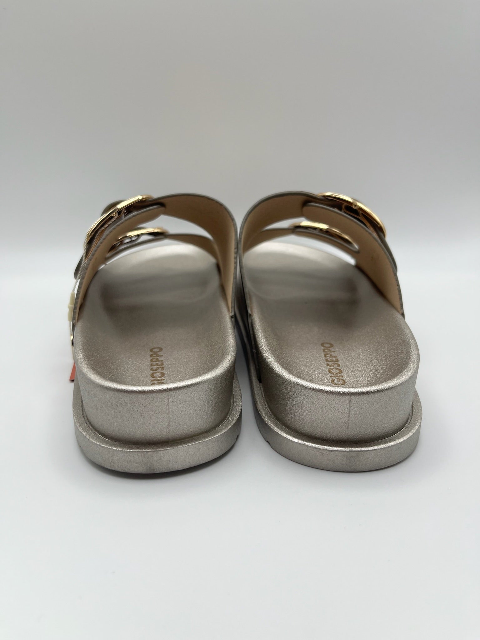 Sandálias Gioseppo Svedala platinum rose nude rasas com fivelas grandes douradas e ajustáveis; chinelos de senhora metalizados; calçado feminino confortável e elegante para o verão