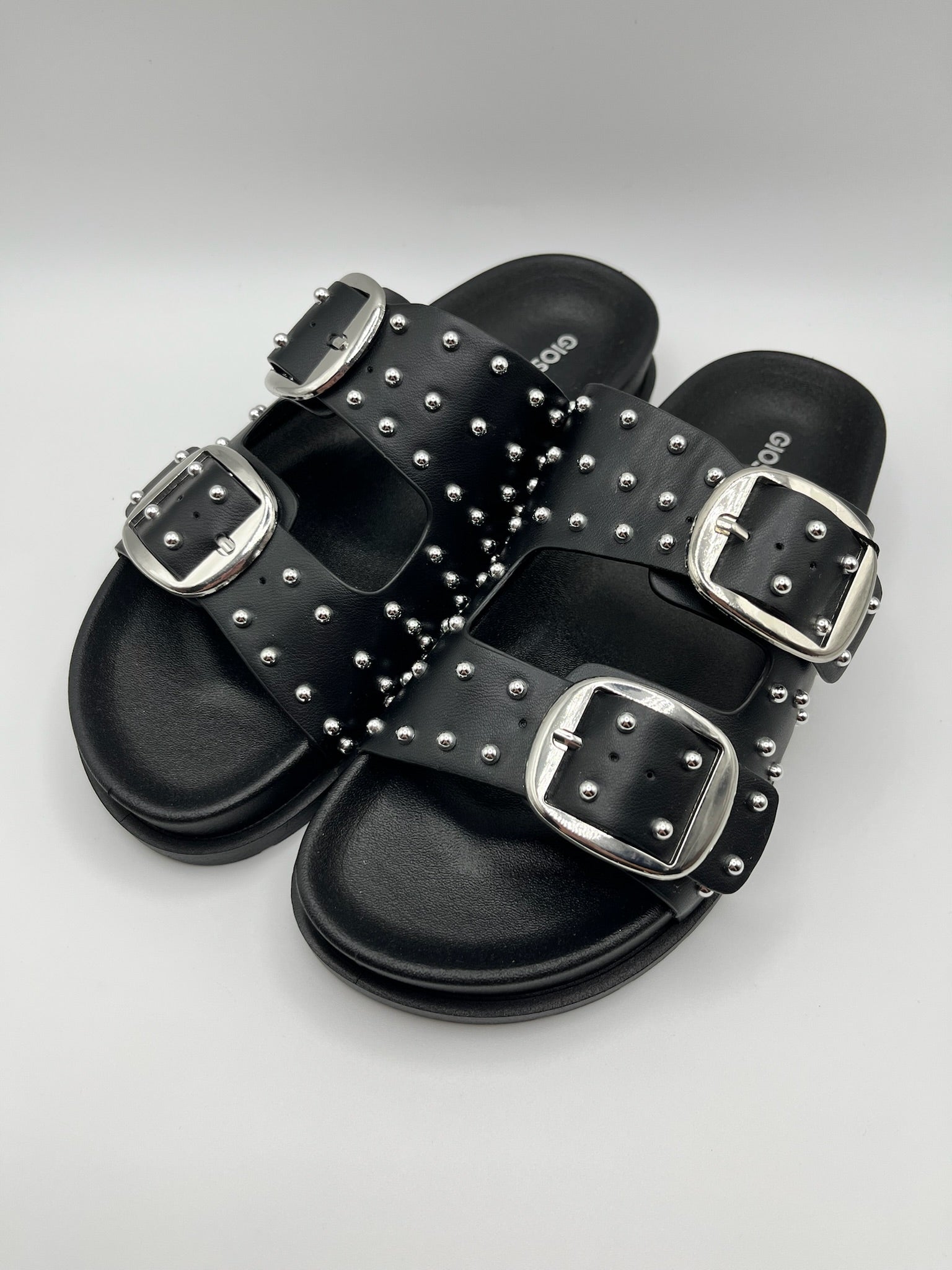 Sandálias Gioseppo Shoreham pretas rasas com fivelas e tachas prateadas; chinelos de senhora estilo boho chic; calçado feminino confortável e moderno para o verão