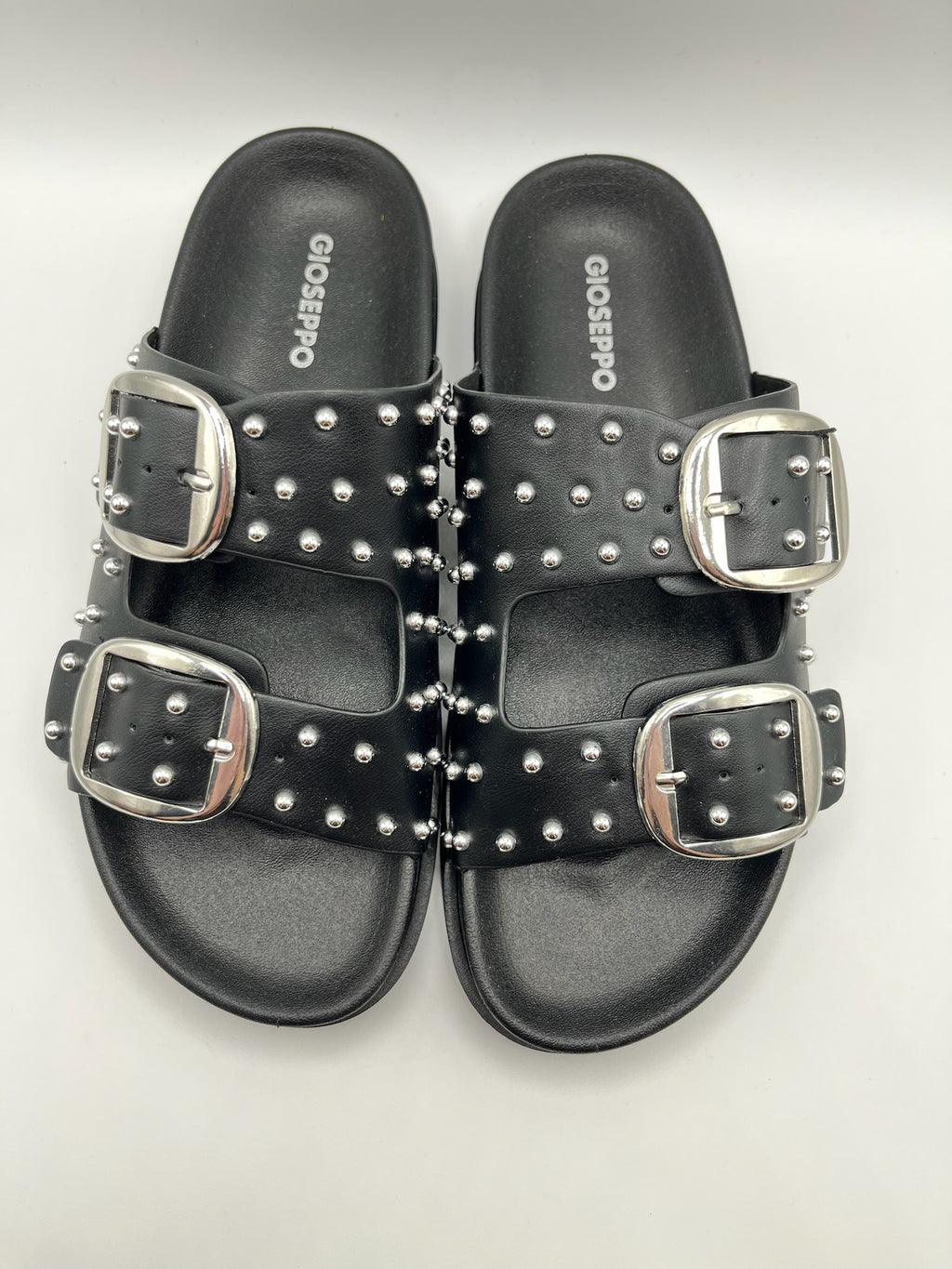 Sandálias Gioseppo Shoreham pretas rasas com fivelas e tachas prateadas; chinelos de senhora estilo boho chic; calçado feminino confortável e moderno para o verão