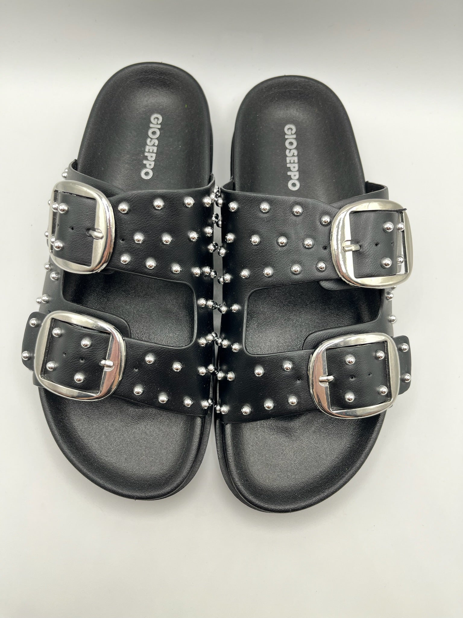 Sandálias Gioseppo Shoreham pretas rasas com fivelas e tachas prateadas; chinelos de senhora estilo boho chic; calçado feminino confortável e moderno para o verão