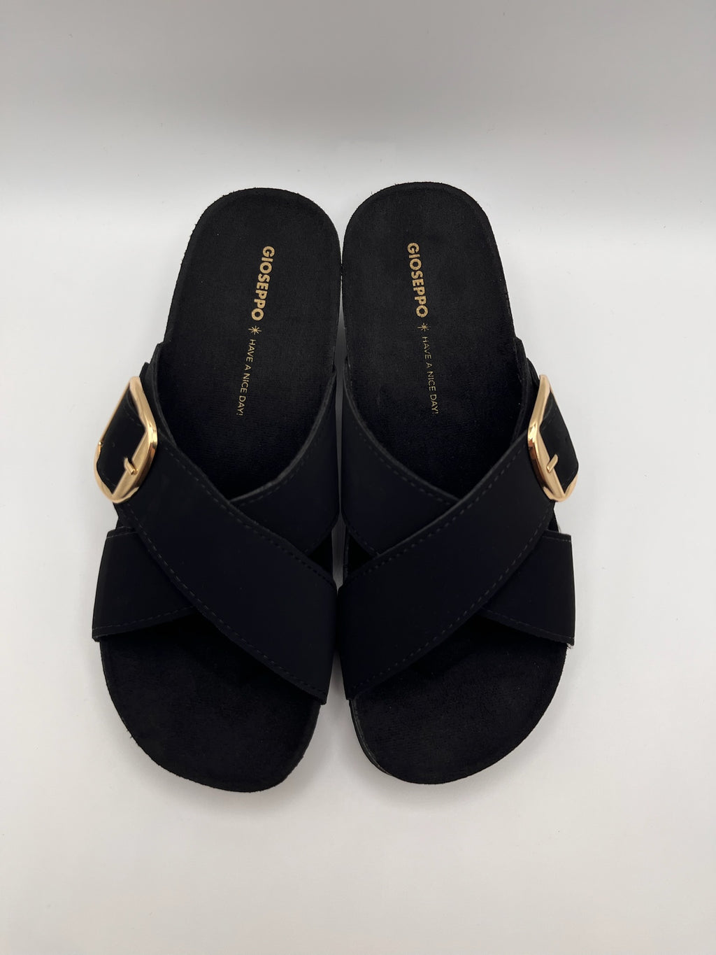 Sandálias Gioseppo Winn rasas preto com tiras cruzadas e fivela dourada; chinelos cunha de senhora confortáveis; calçado feminino leve e elegante para o verão