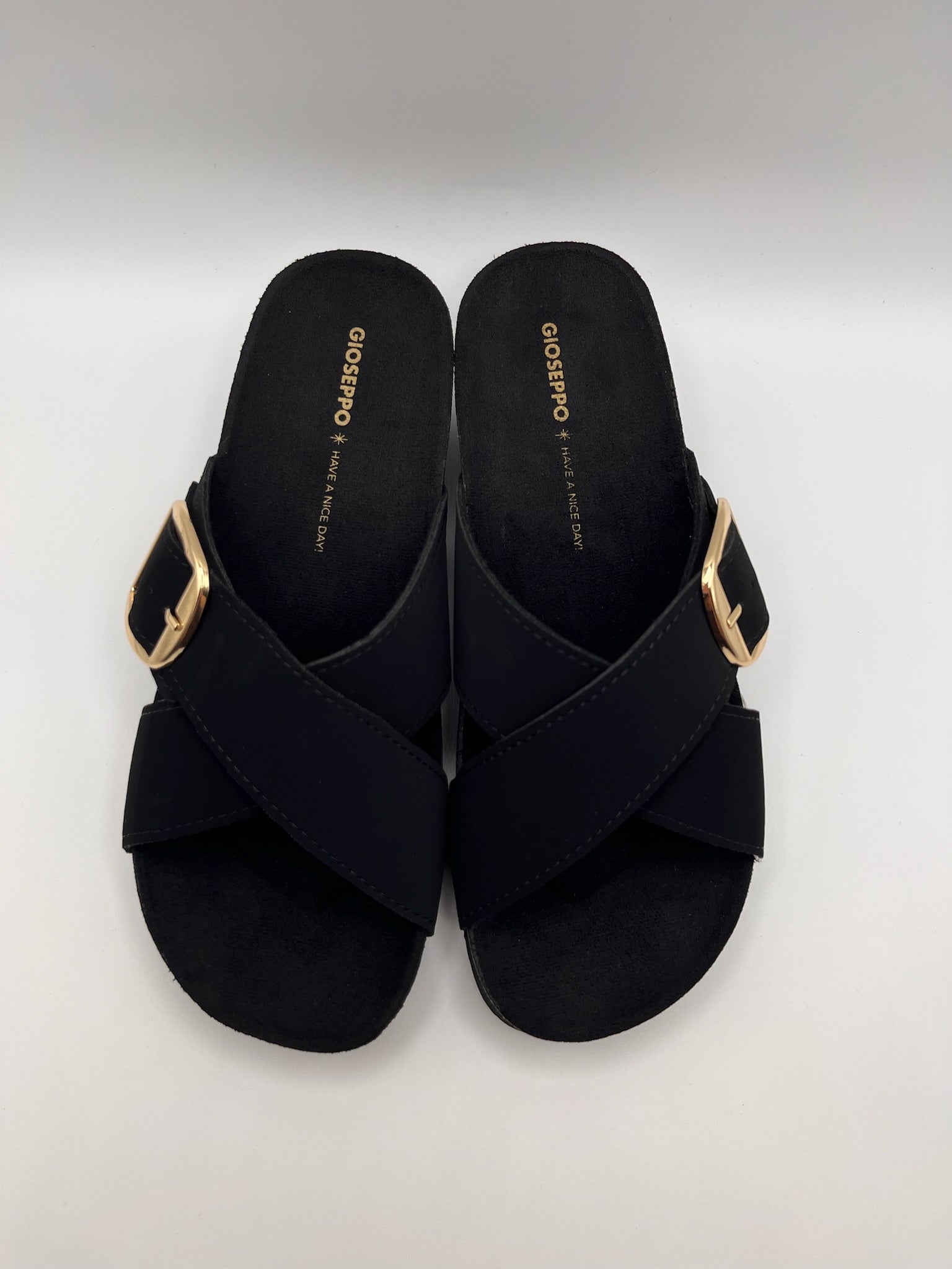 Sandálias Gioseppo Winn rasas preto com tiras cruzadas e fivela dourada; chinelos cunha de senhora confortáveis; calçado feminino leve e elegante para o verão