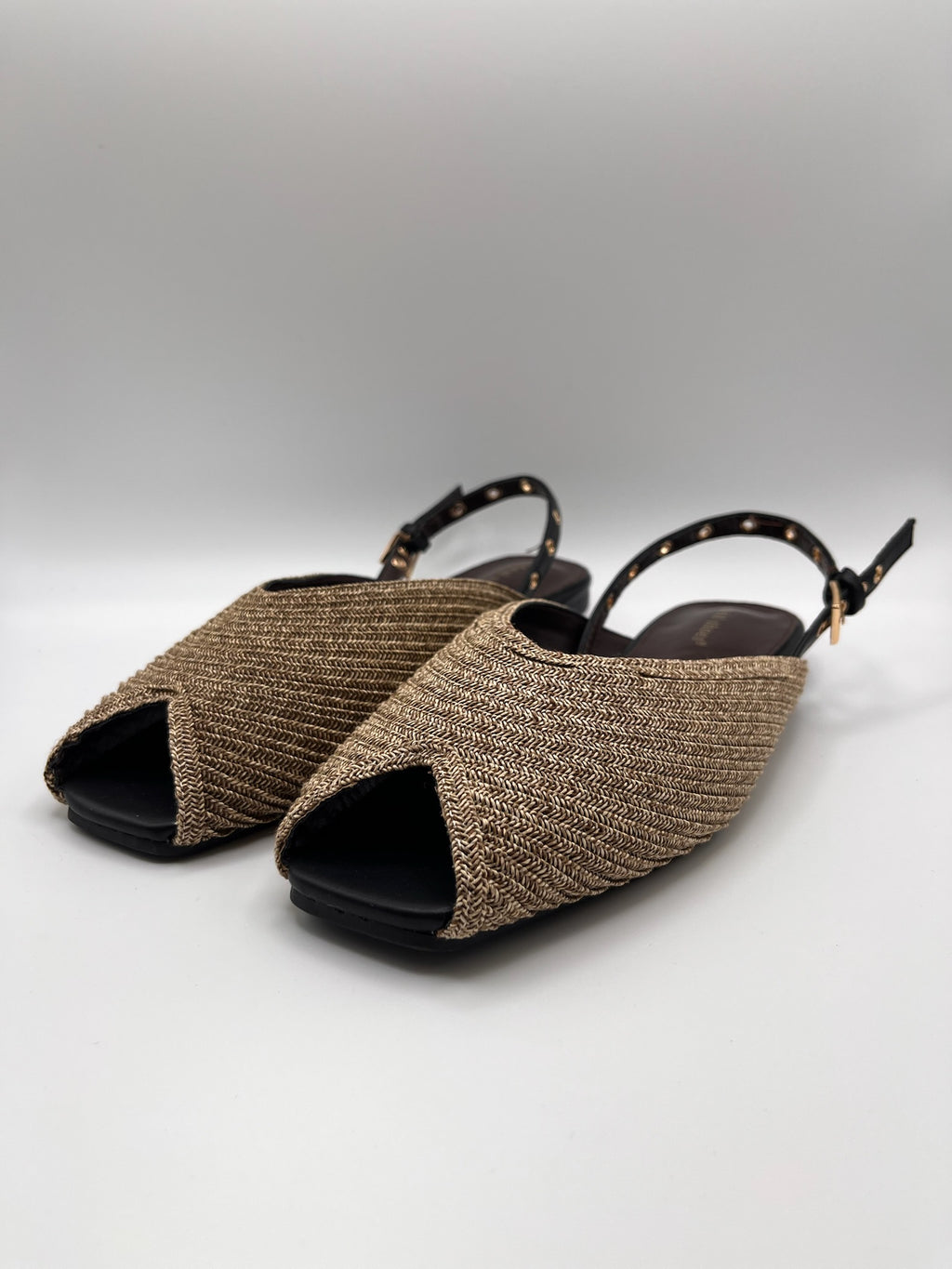 Sandálias Ideal Shoes rasas slingback em ráfia dourada com bico aberto; sabrinas de senhora elegantes com fivela ajustável; calçado feminino fresco e confortável para o verão