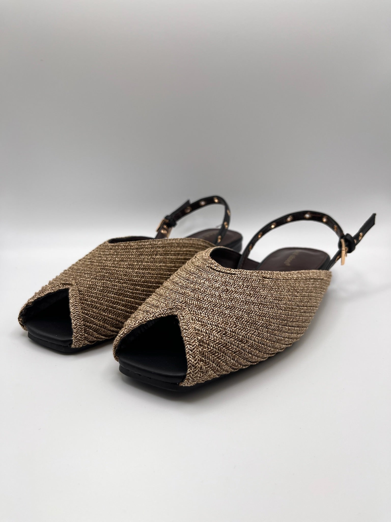 Sandálias Ideal Shoes rasas slingback em ráfia dourada com bico aberto; sabrinas de senhora elegantes com fivela ajustável; calçado feminino fresco e confortável para o verão