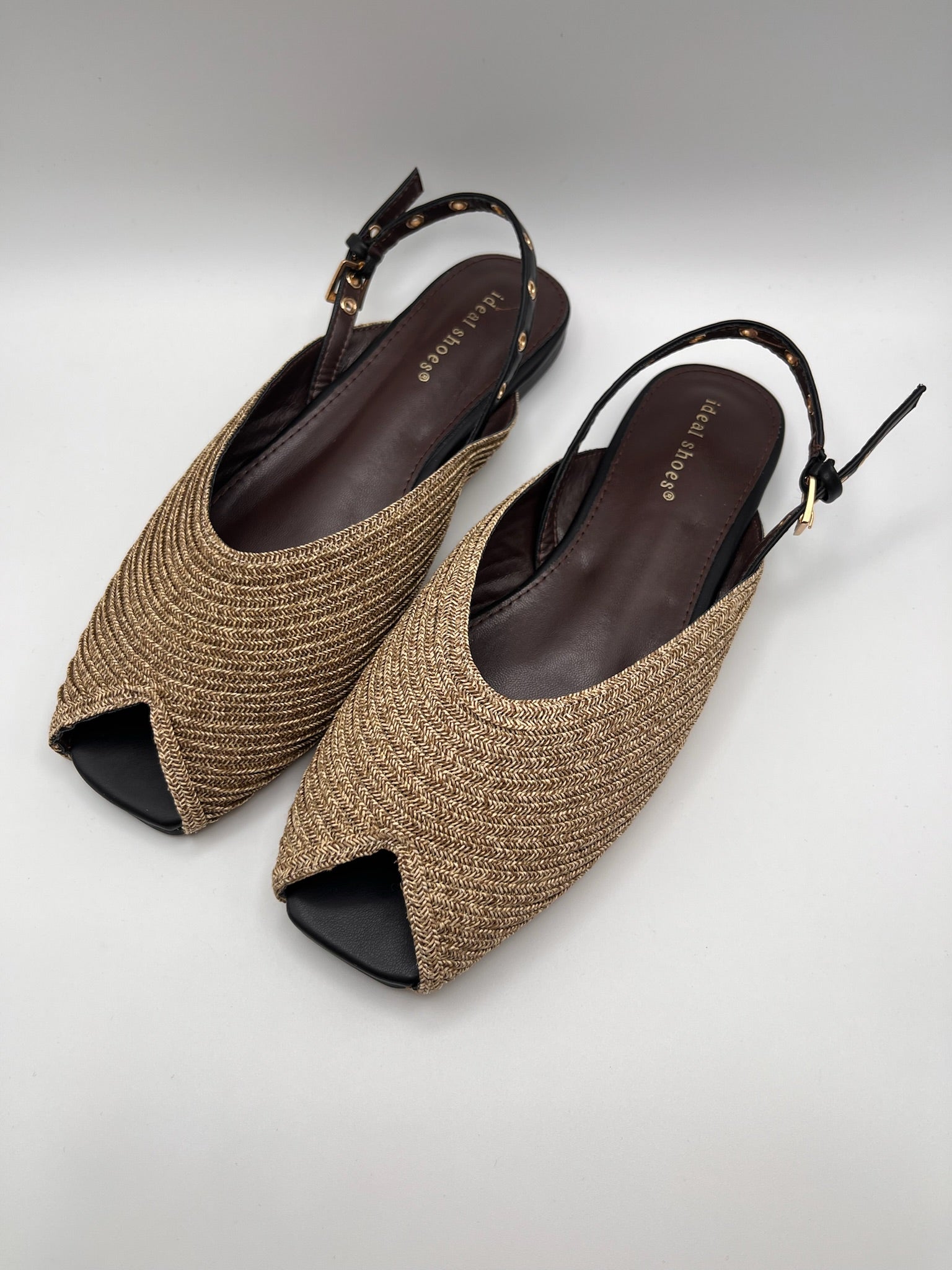 Sandálias Ideal Shoes rasas slingback em ráfia dourada com bico aberto; sabrinas de senhora elegantes com fivela ajustável; calçado feminino fresco e confortável para o verão