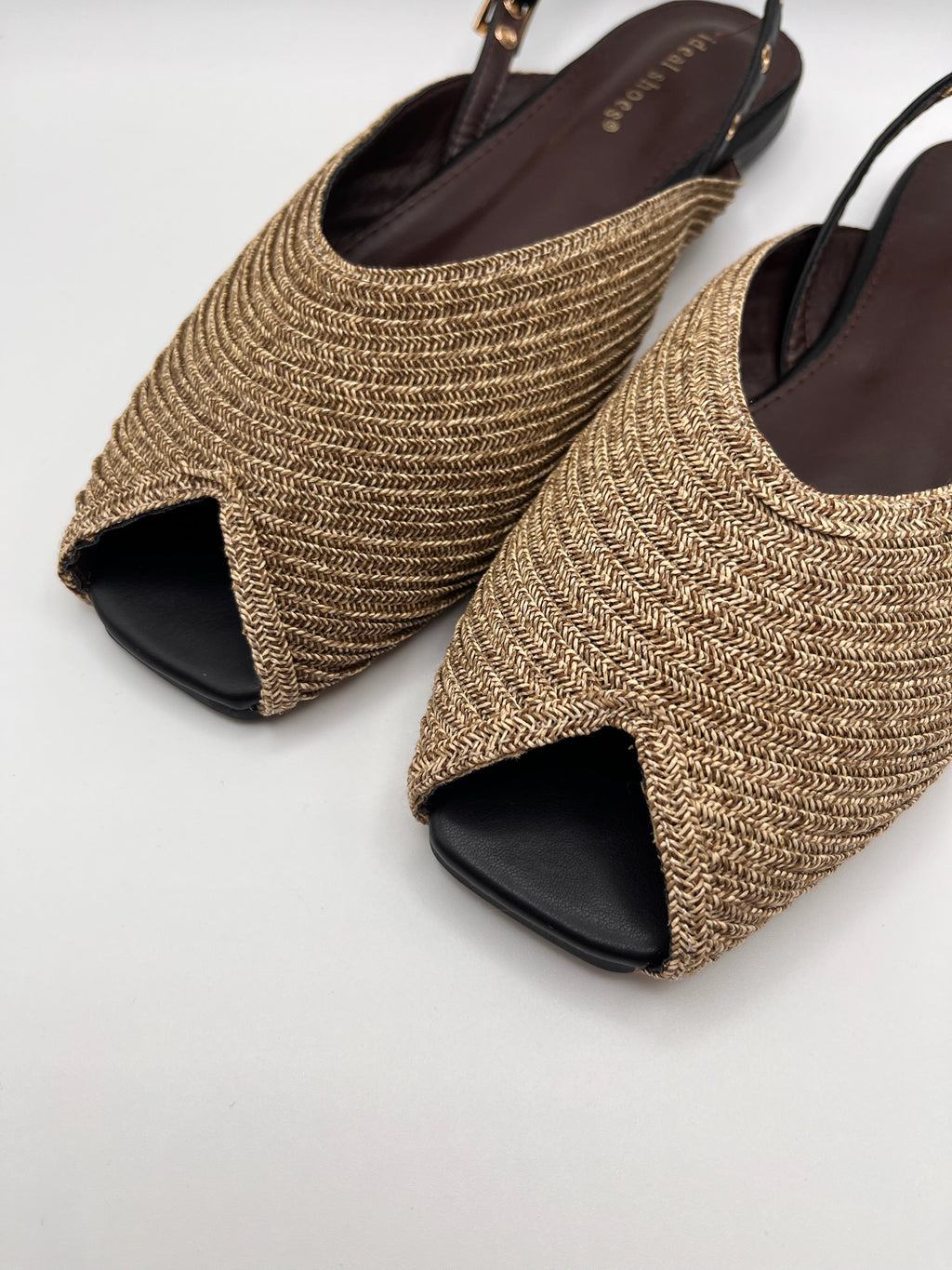 Sandálias Ideal Shoes rasas slingback em ráfia dourada com bico aberto; sabrinas de senhora elegantes com fivela ajustável; calçado feminino fresco e confortável para o verão