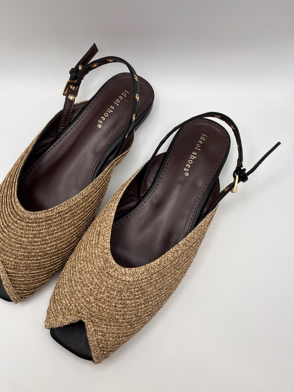 Sandálias Ideal Shoes rasas slingback em ráfia dourada com bico aberto; sabrinas de senhora elegantes com fivela ajustável; calçado feminino fresco e confortável para o verão