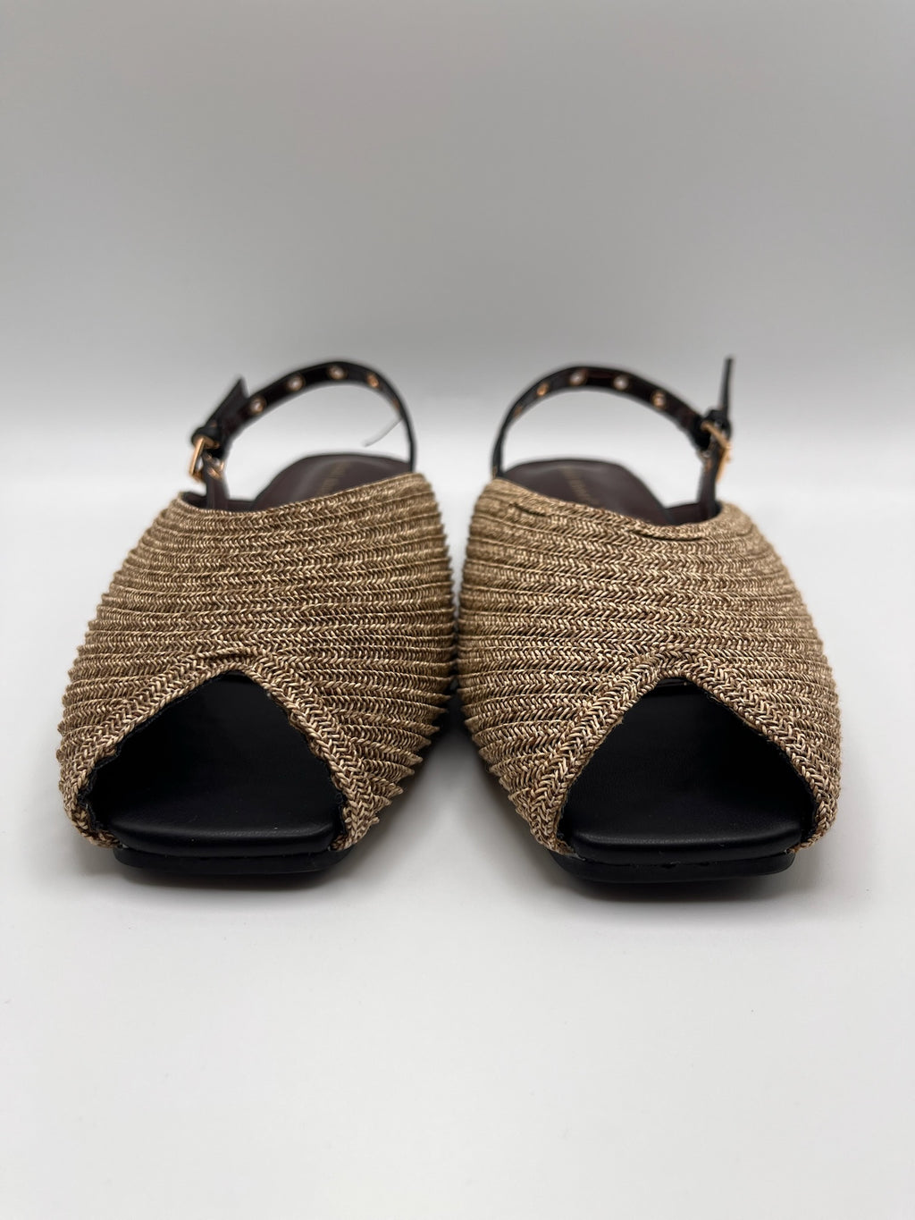 Sandálias Ideal Shoes rasas slingback em ráfia dourada com bico aberto; sabrinas de senhora elegantes com fivela ajustável; calçado feminino fresco e confortável para o verão