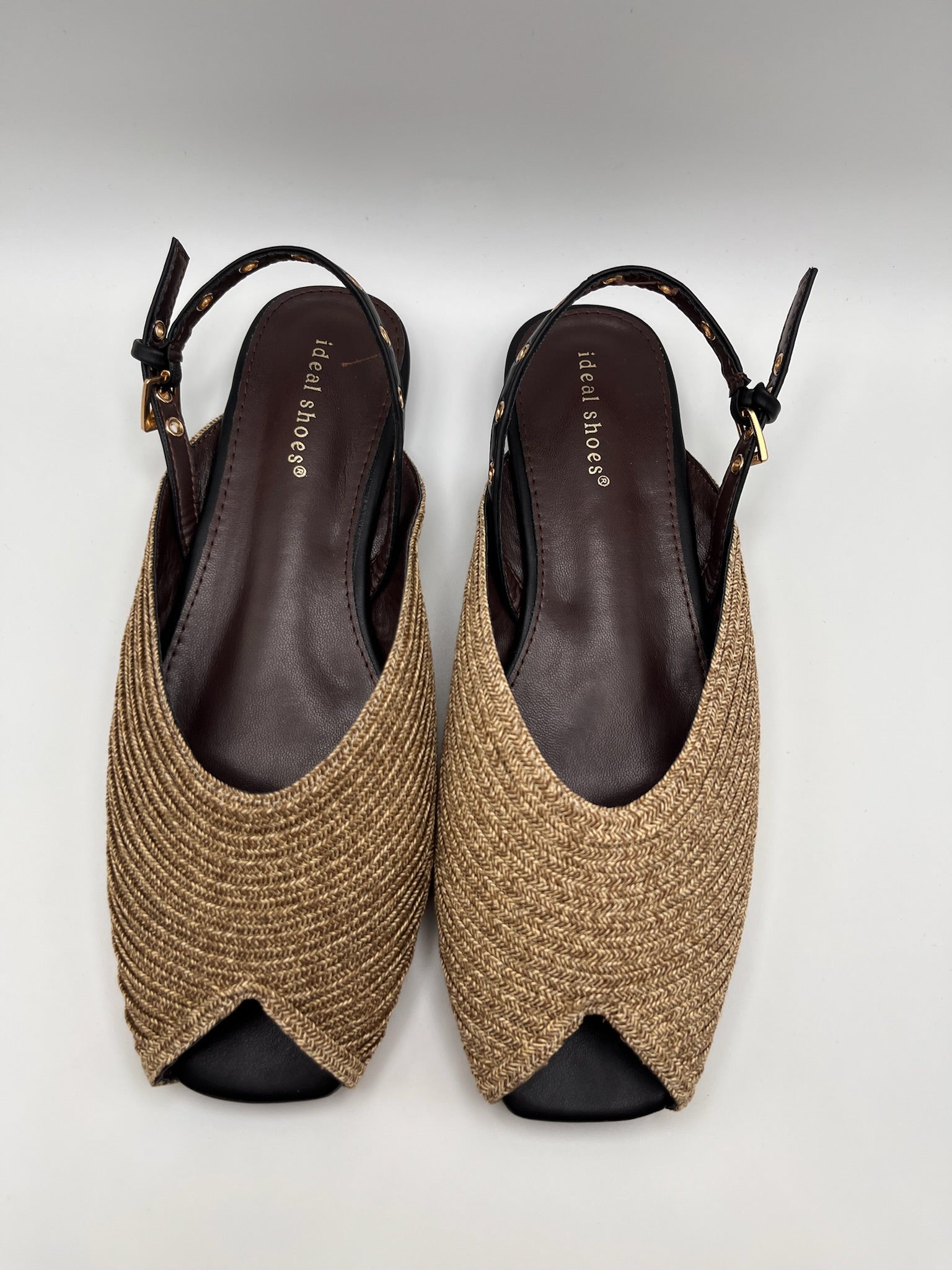 Sandálias Ideal Shoes rasas slingback em ráfia dourada com bico aberto; sabrinas de senhora elegantes com fivela ajustável; calçado feminino fresco e confortável para o verão