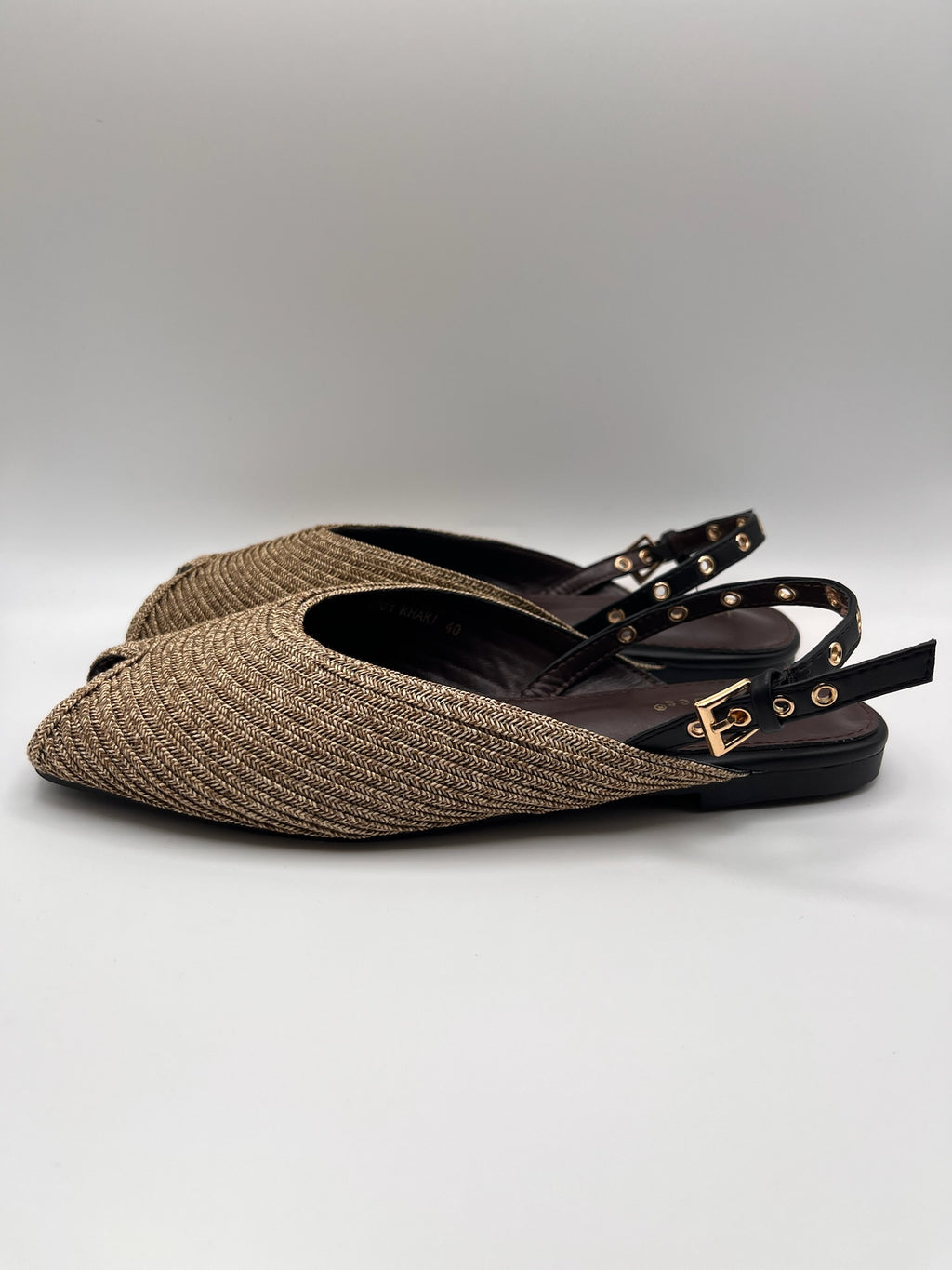 Sandálias Ideal Shoes rasas slingback em ráfia dourada com bico aberto; sabrinas de senhora elegantes com fivela ajustável; calçado feminino fresco e confortável para o verão