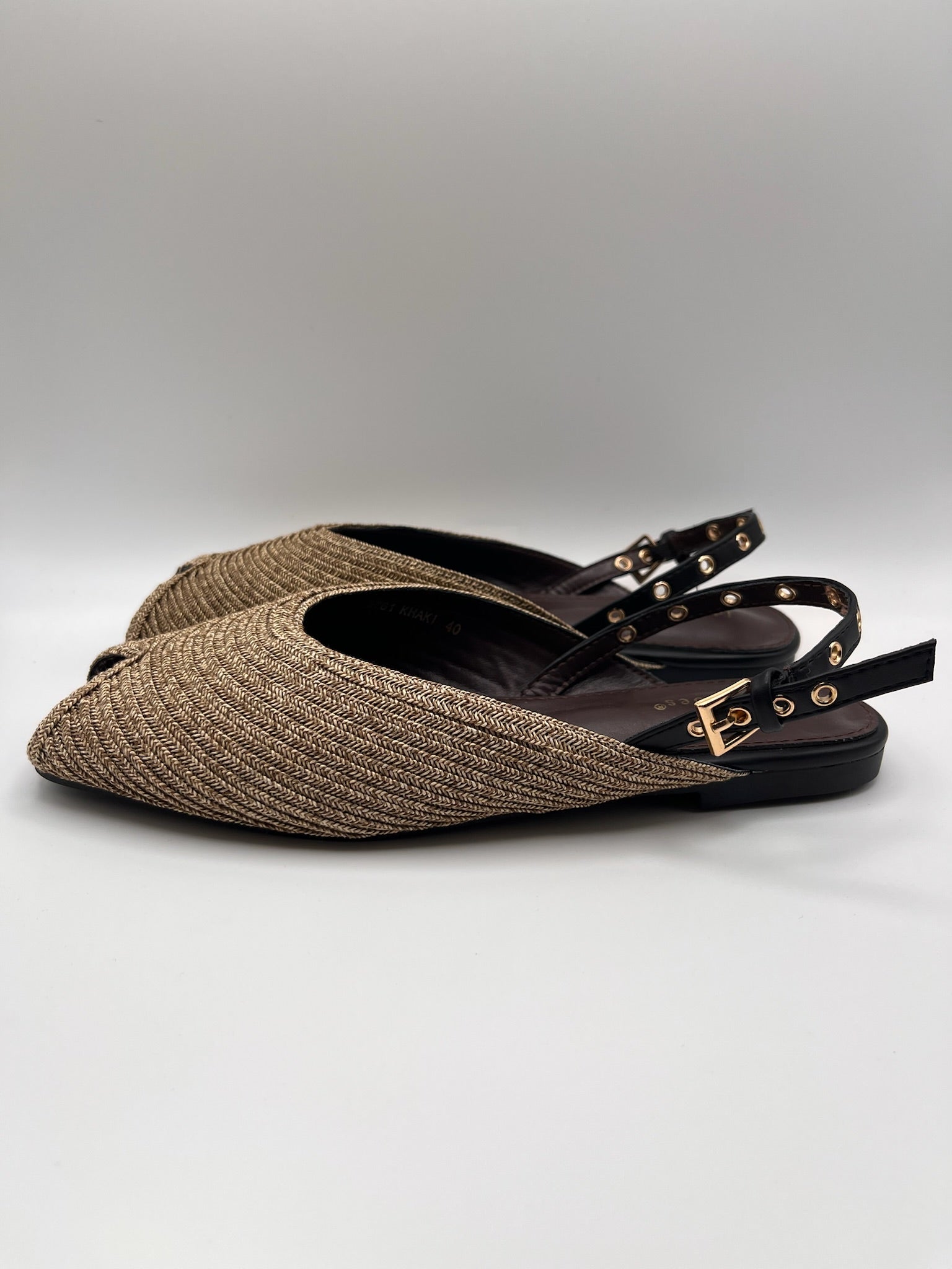 Sandálias Ideal Shoes rasas slingback em ráfia dourada com bico aberto; sabrinas de senhora elegantes com fivela ajustável; calçado feminino fresco e confortável para o verão