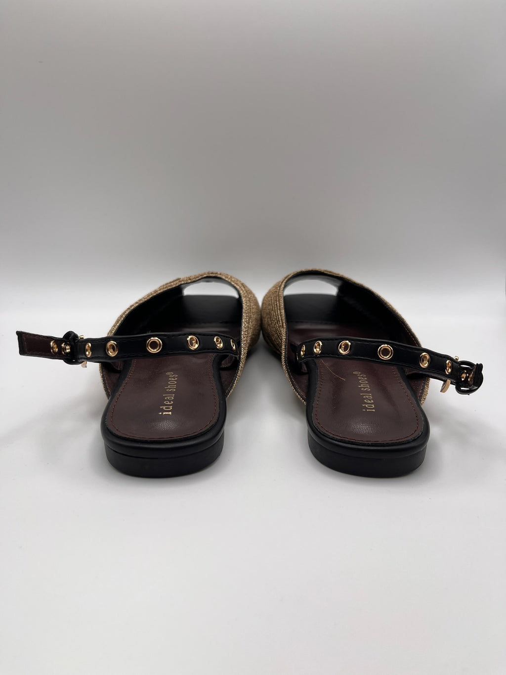 Sandálias Ideal Shoes rasas slingback em ráfia dourada com bico aberto; sabrinas de senhora elegantes com fivela ajustável; calçado feminino fresco e confortável para o verão