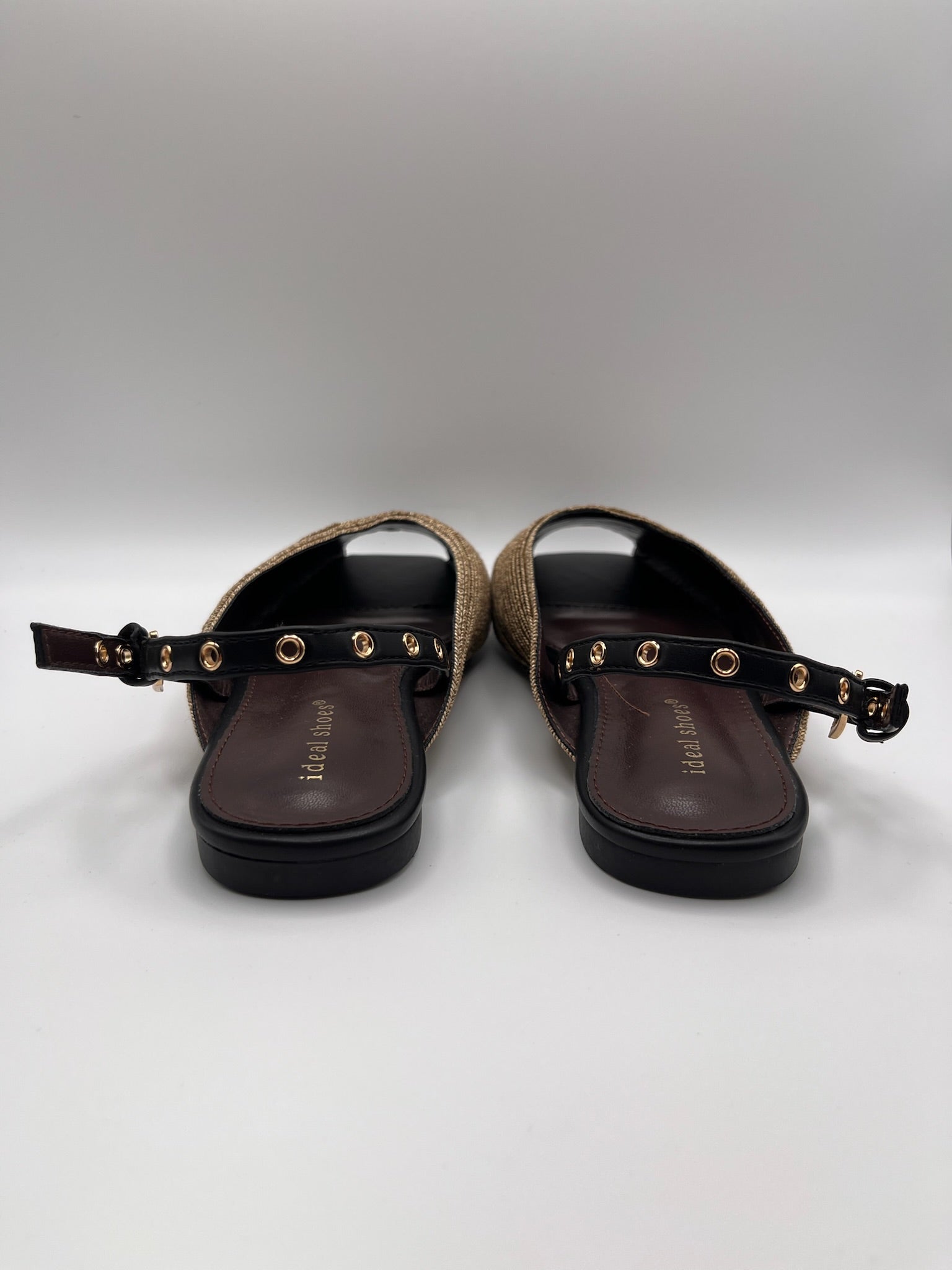 Sandálias Ideal Shoes rasas slingback em ráfia dourada com bico aberto; sabrinas de senhora elegantes com fivela ajustável; calçado feminino fresco e confortável para o verão