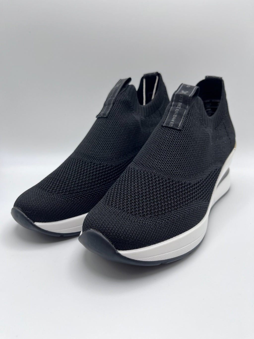 Sapatilhas Xti slip-on sem atacadores pretas com cunha e detalhe dourado; ténis de senhora em malha elástica confortáveis; calçado feminino moderno e leve para o dia a dia
