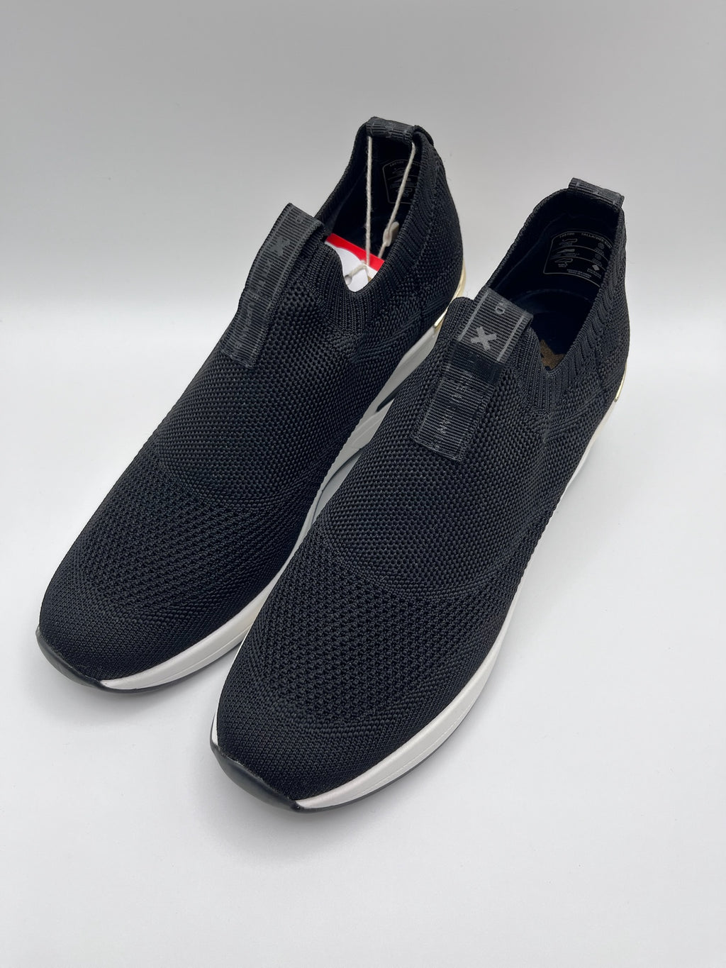 Sapatilhas Xti slip-on sem atacadores pretas com cunha e detalhe dourado; ténis de senhora em malha elástica confortáveis; calçado feminino moderno e leve para o dia a dia