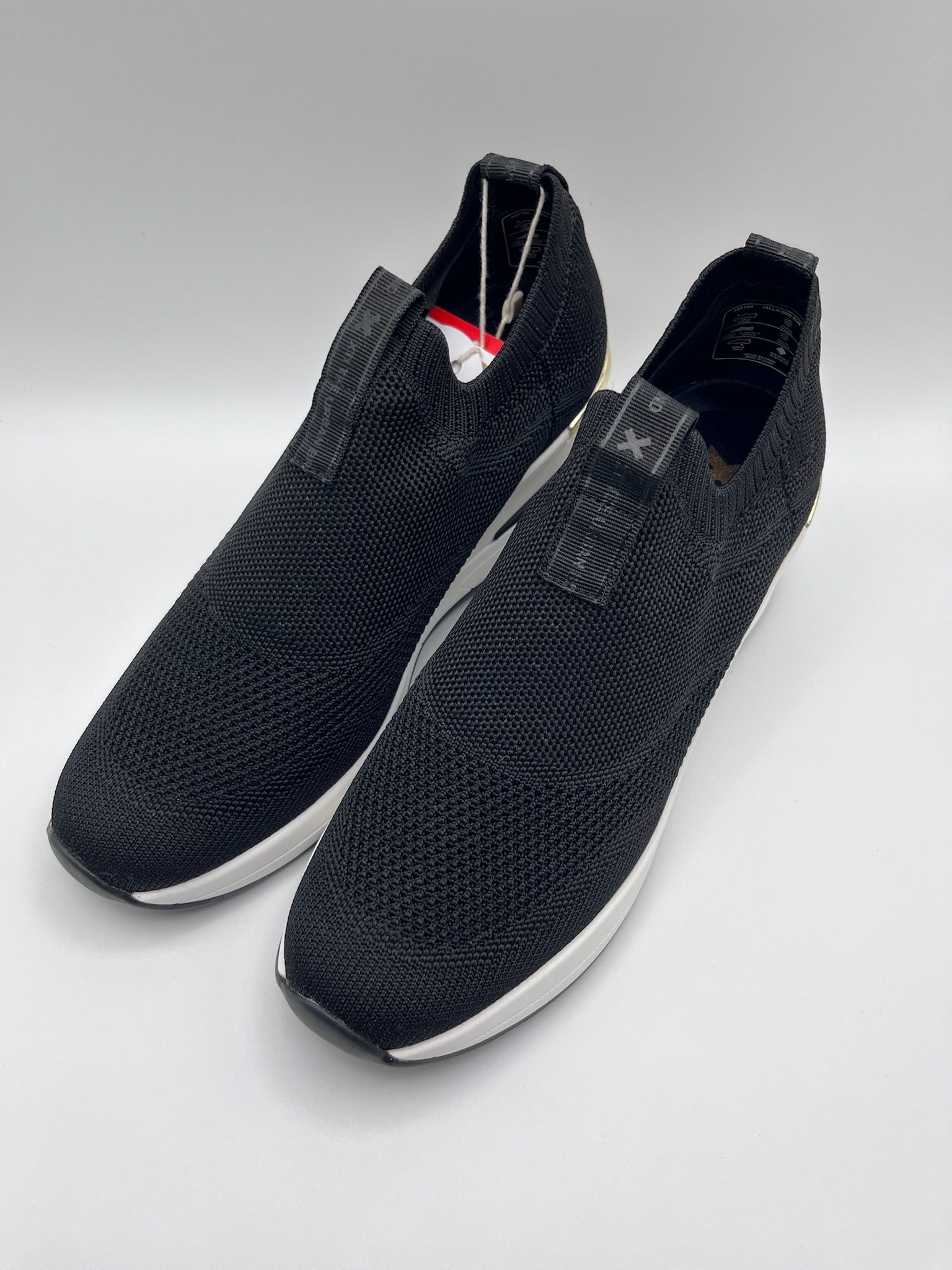 Sapatilhas Xti slip-on sem atacadores pretas com cunha e detalhe dourado; ténis de senhora em malha elástica confortáveis; calçado feminino moderno e leve para o dia a dia