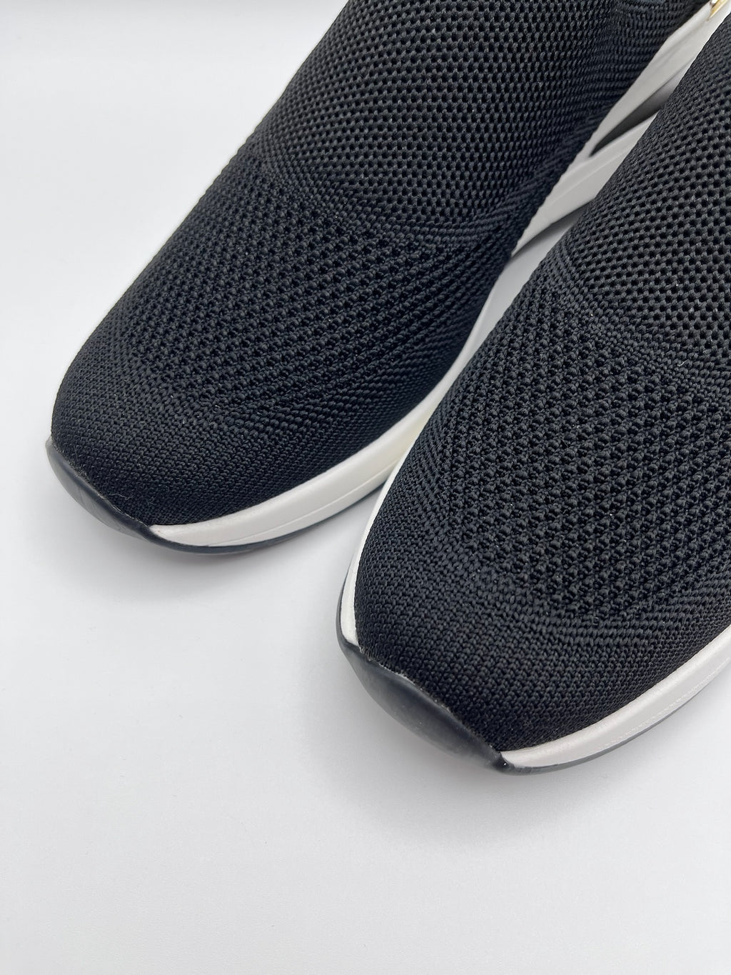 Sapatilhas Xti slip-on sem atacadores pretas com cunha e detalhe dourado; ténis de senhora em malha elástica confortáveis; calçado feminino moderno e leve para o dia a dia