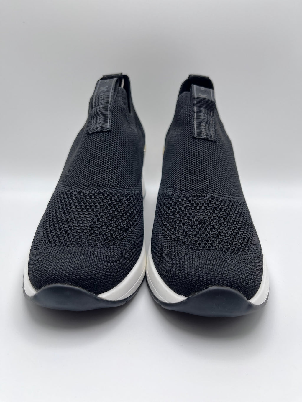 Sapatilhas Xti slip-on sem atacadores pretas com cunha e detalhe dourado; ténis de senhora em malha elástica confortáveis; calçado feminino moderno e leve para o dia a dia