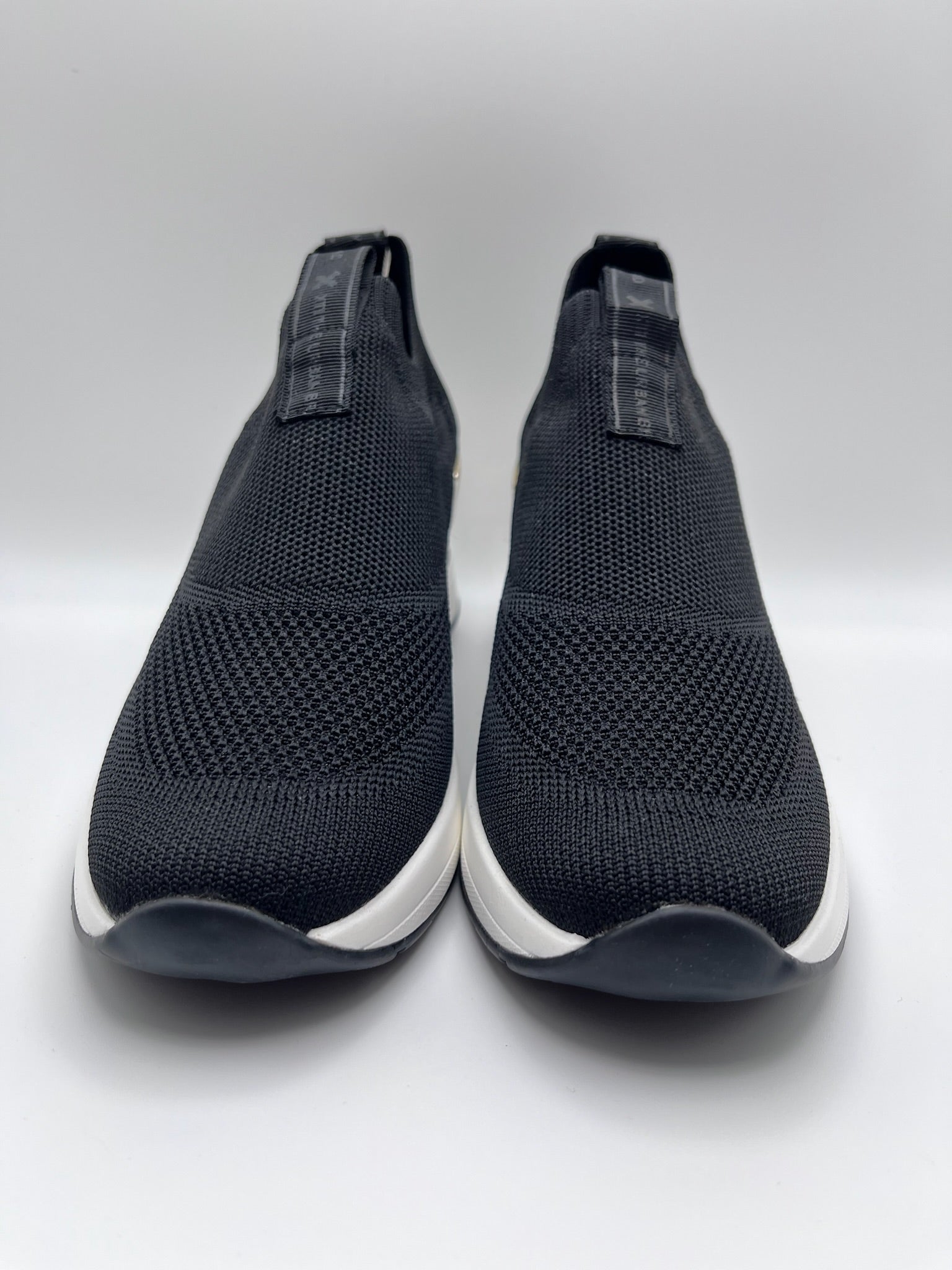 Sapatilhas Xti slip-on sem atacadores pretas com cunha e detalhe dourado; ténis de senhora em malha elástica confortáveis; calçado feminino moderno e leve para o dia a dia
