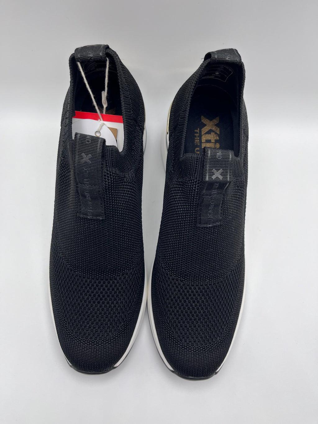 Sapatilhas Xti slip-on sem atacadores pretas com cunha e detalhe dourado; ténis de senhora em malha elástica confortáveis; calçado feminino moderno e leve para o dia a dia