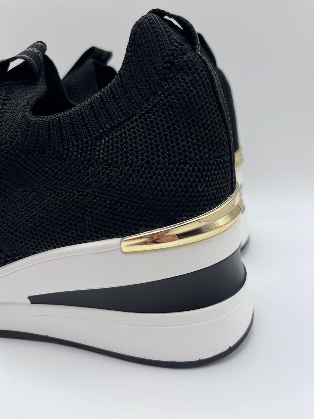 Sapatilhas Xti slip-on sem atacadores pretas com cunha e detalhe dourado; ténis de senhora em malha elástica confortáveis; calçado feminino moderno e leve para o dia a dia