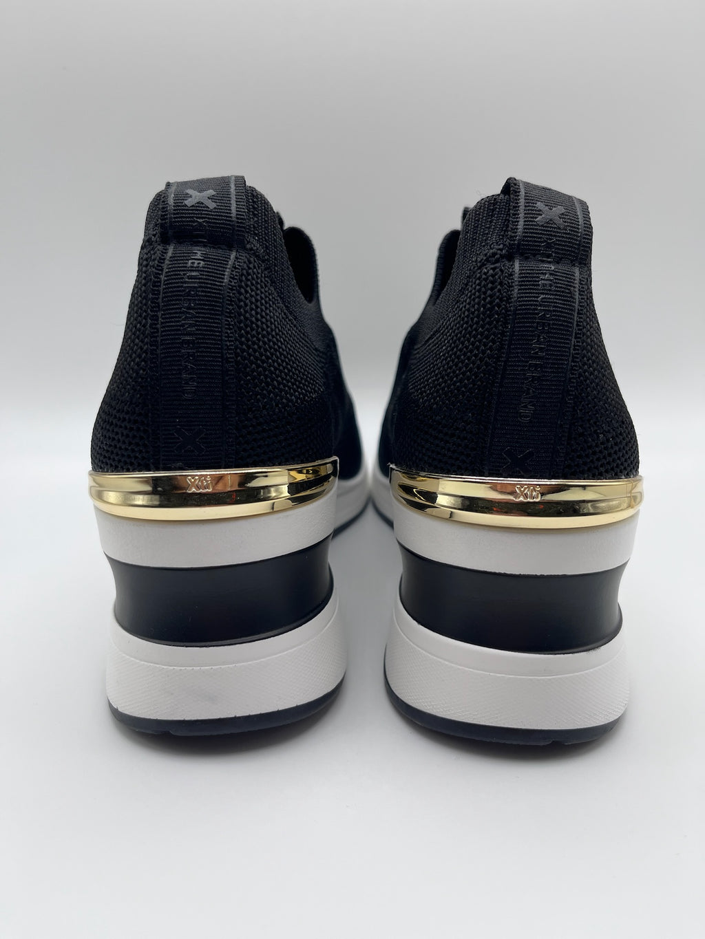 Sapatilhas Xti slip-on sem atacadores pretas com cunha e detalhe dourado; ténis de senhora em malha elástica confortáveis; calçado feminino moderno e leve para o dia a dia