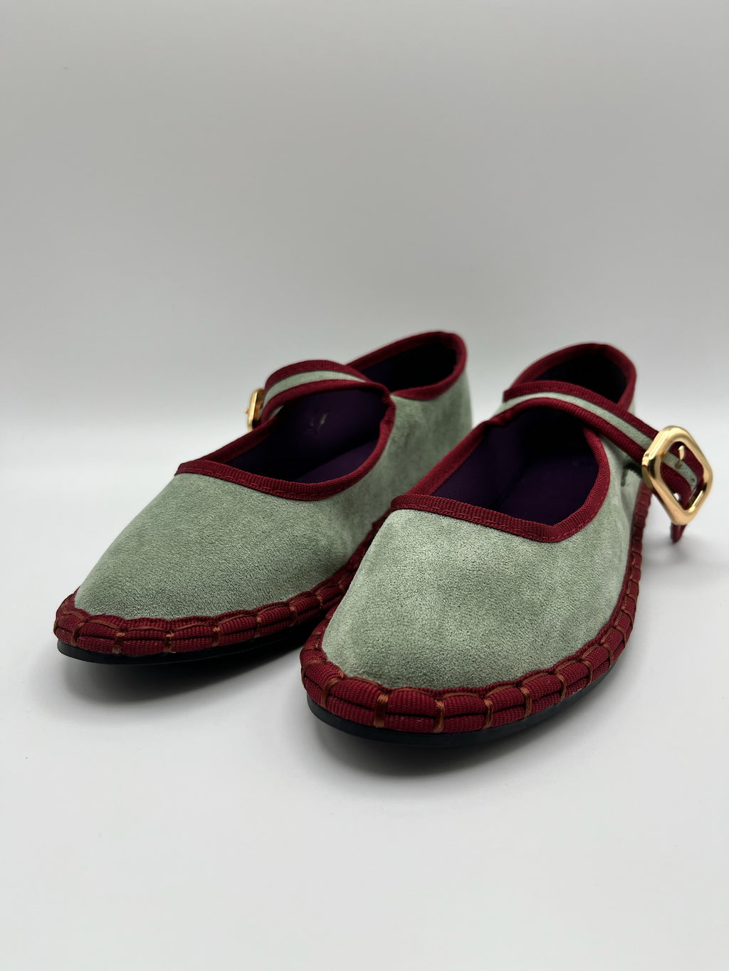 Sapatos Buonarotti Mary Jane em camurça verde com debrum bordeaux; sabrinas de senhora elegantes com fivela dourada; calçado feminino raso e confortável estilo boho chic
