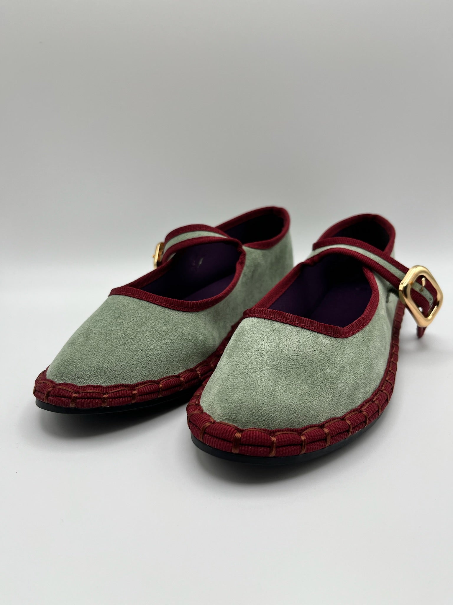 Sapatos Buonarotti Mary Jane em camurça verde com debrum bordeaux; sabrinas de senhora elegantes com fivela dourada; calçado feminino raso e confortável estilo boho chic