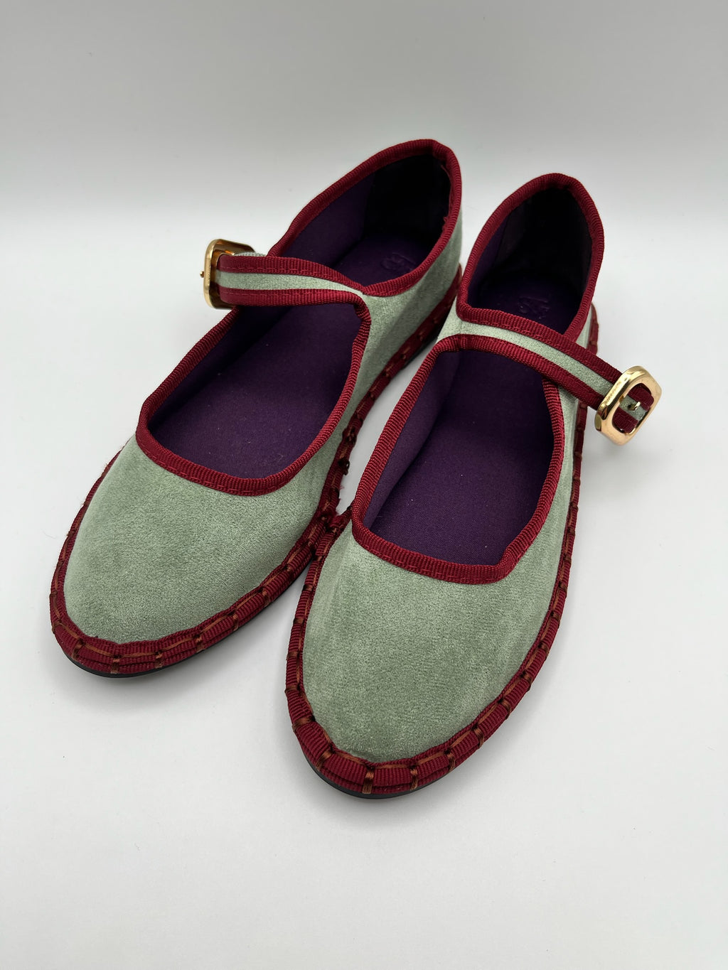 Sapatos Buonarotti Mary Jane em camurça verde com debrum bordeaux; sabrinas de senhora elegantes com fivela dourada; calçado feminino raso e confortável estilo boho chic