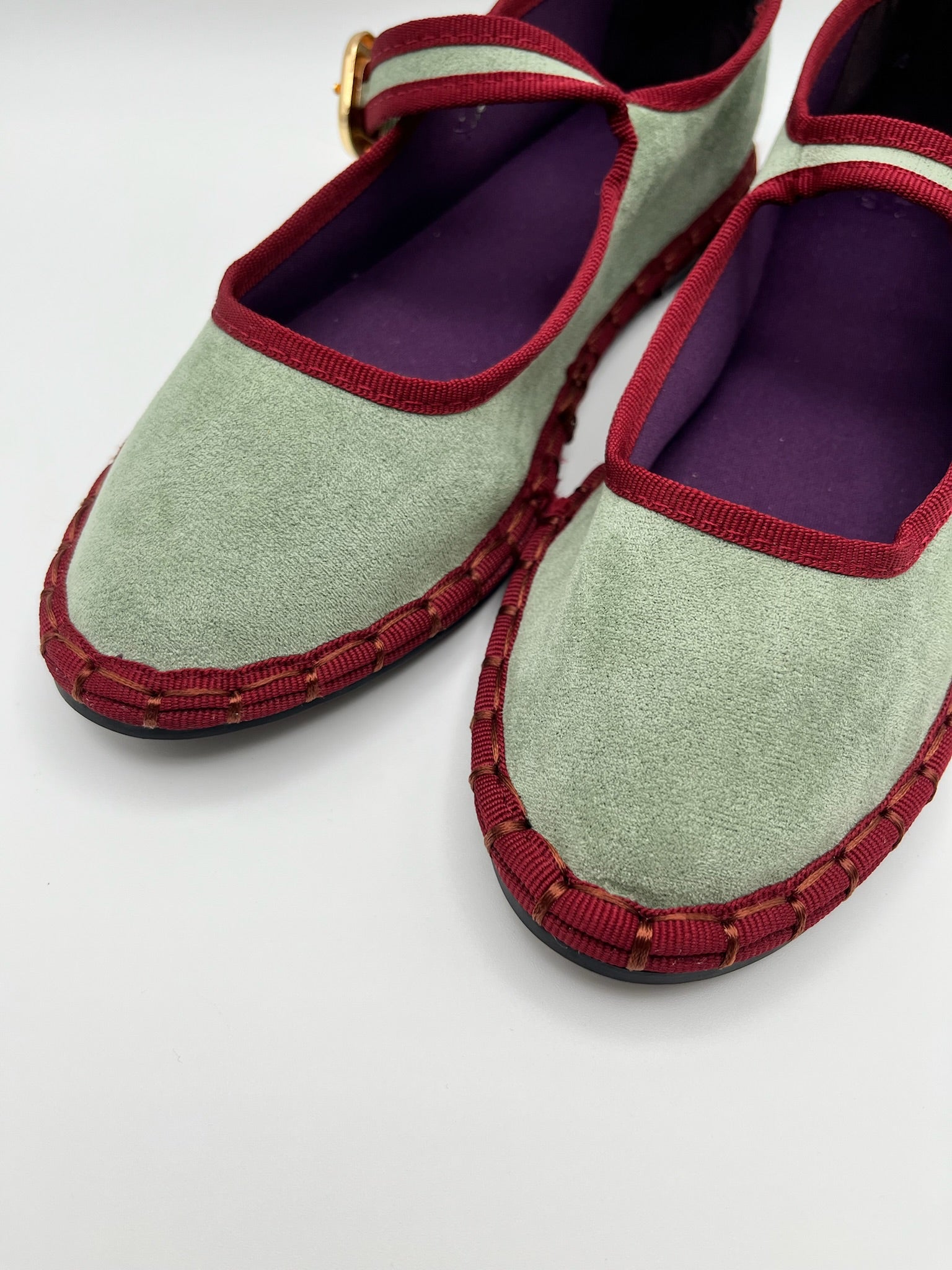 Sapatos Buonarotti Mary Jane em camurça verde com debrum bordeaux; sabrinas de senhora elegantes com fivela dourada; calçado feminino raso e confortável estilo boho chic