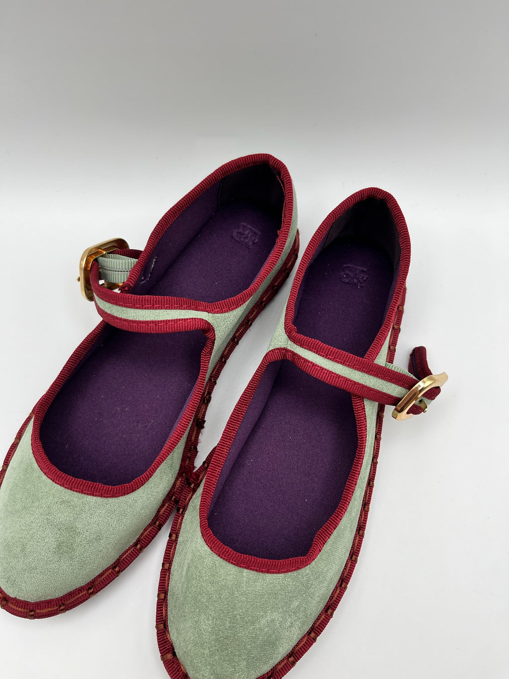Sapatos Buonarotti Mary Jane em camurça verde com debrum bordeaux; sabrinas de senhora elegantes com fivela dourada; calçado feminino raso e confortável estilo boho chic